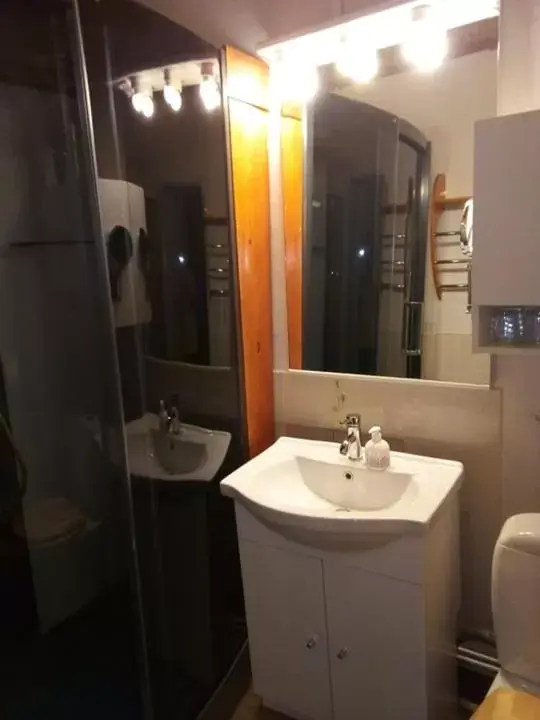 Bathroom in Manoir Le Cristal - Futuroscope a petit prix , grandes chambres familiales 5-6 personnes ,