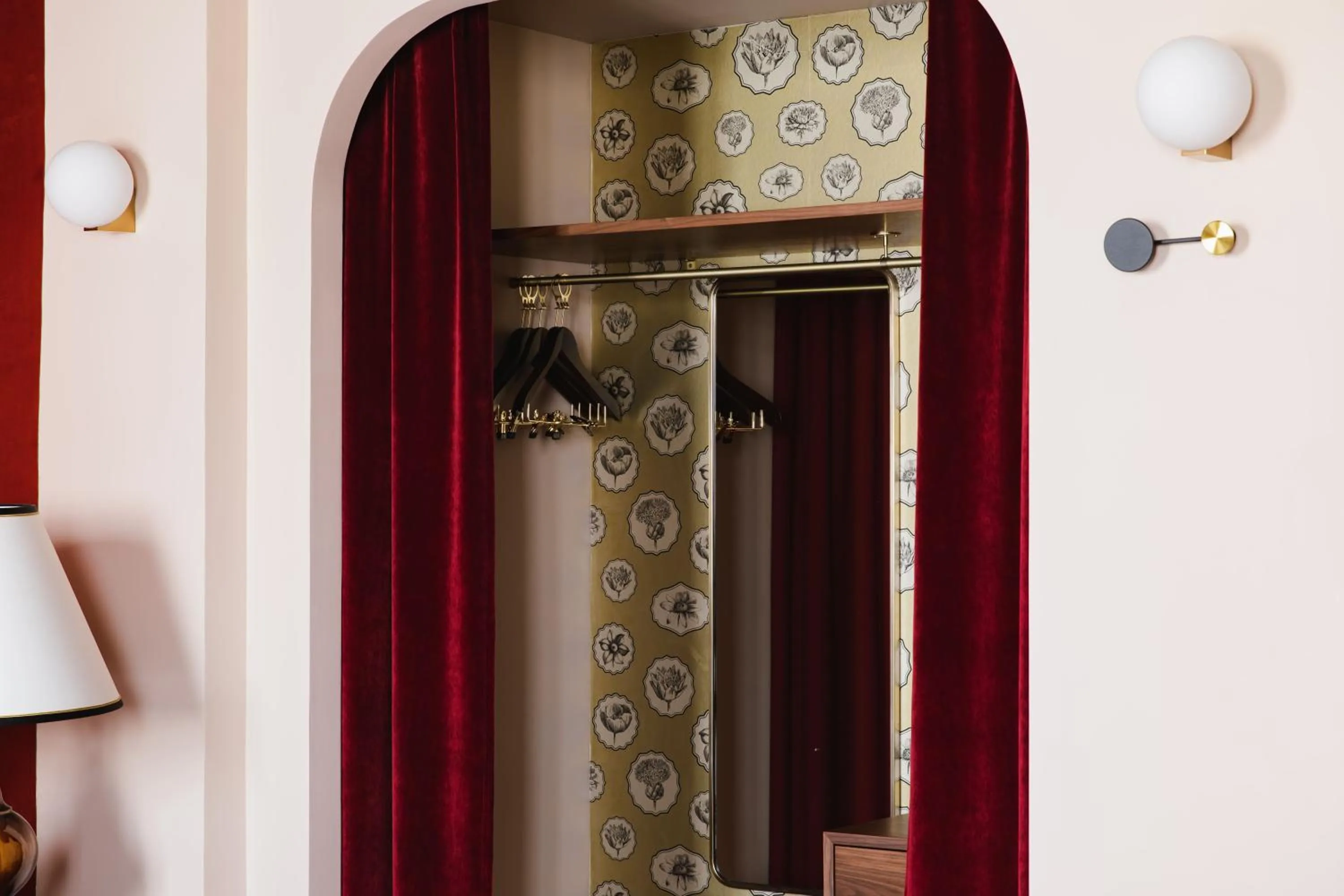 wardrobe in Hotel L de Lutece - Notre-Dame