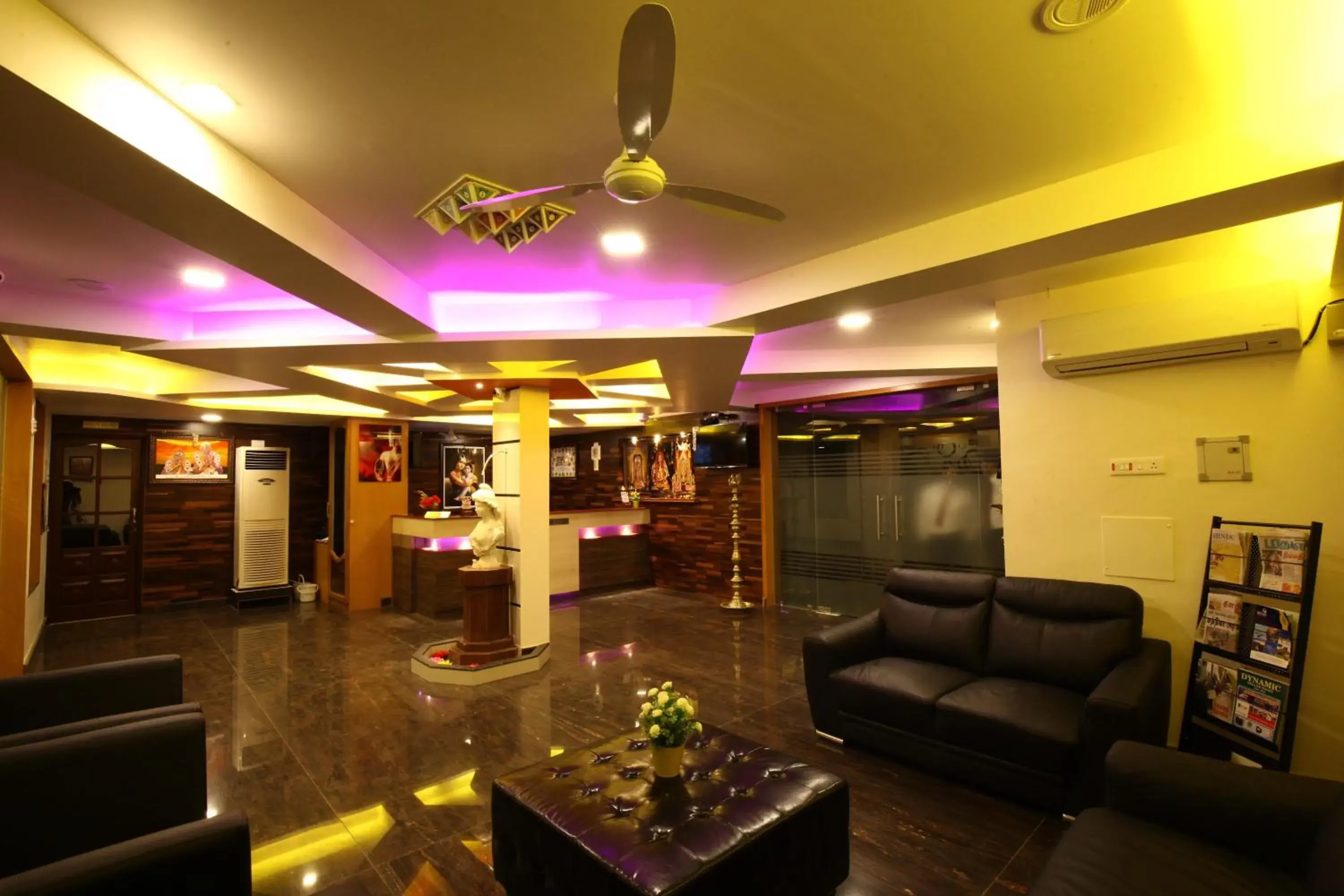 Lobby or reception, Lounge/Bar in Hotel Lotus