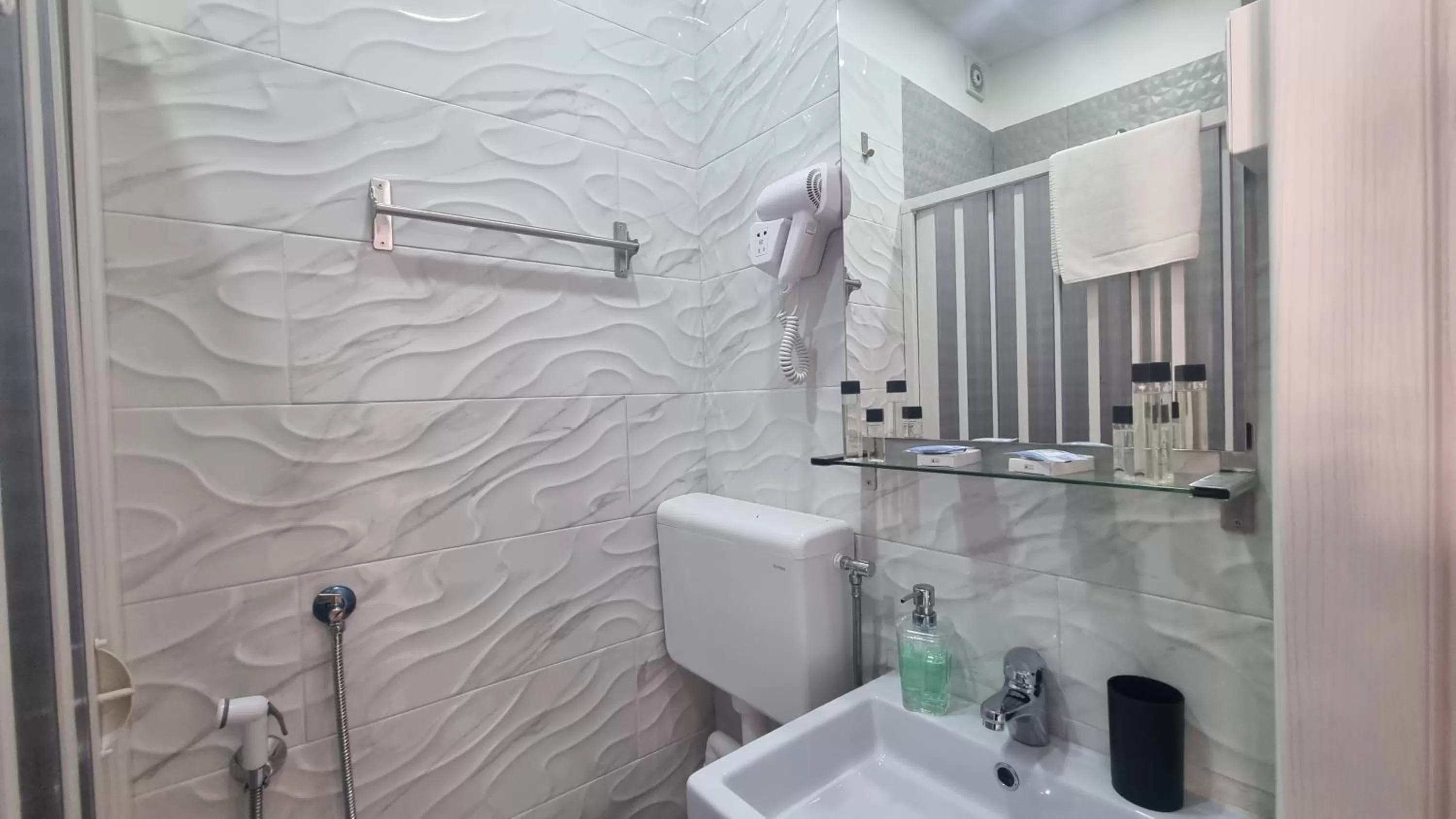 Shower, Bathroom in Archivio Storico Napoli Centro