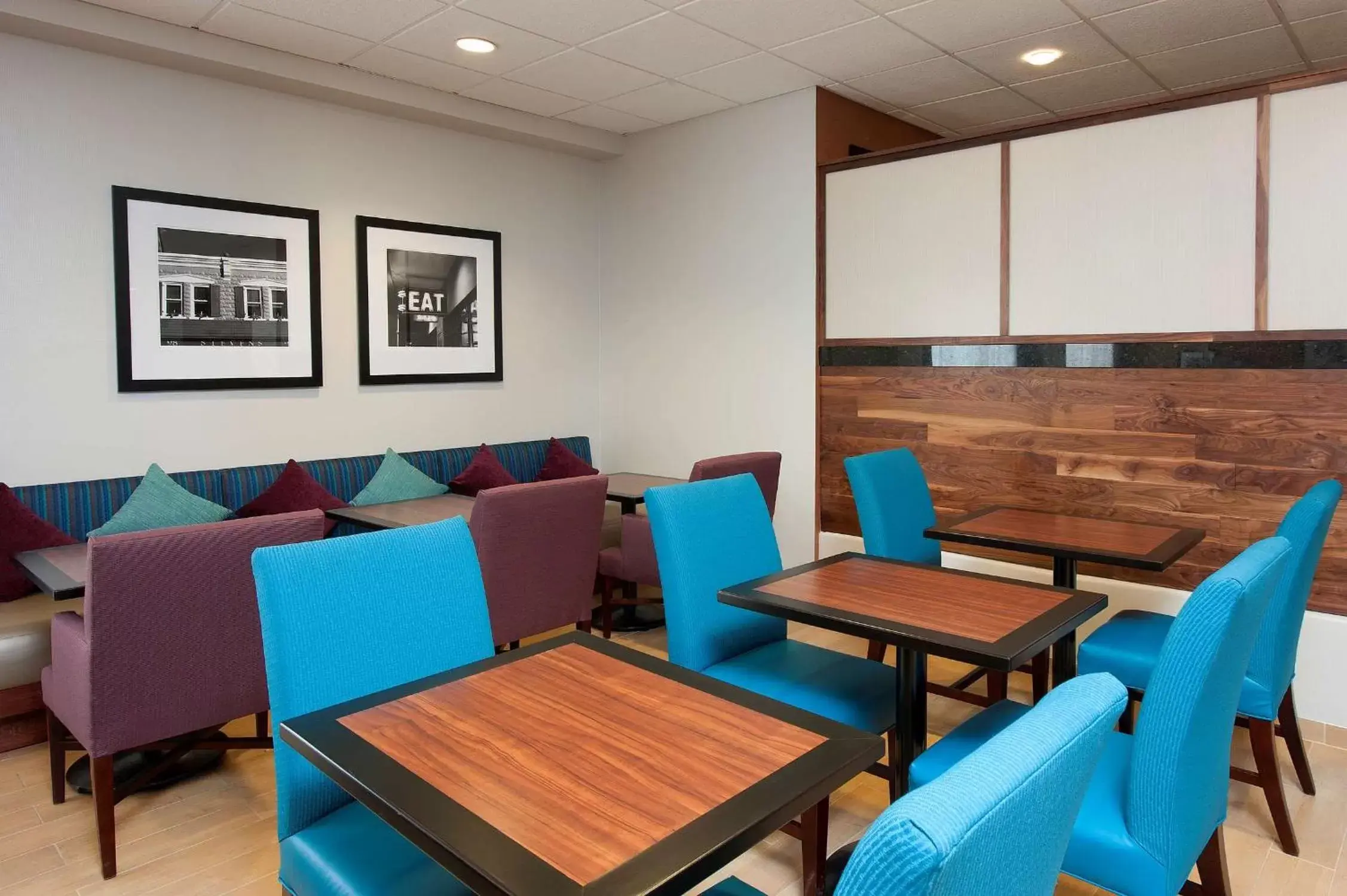 Dining area in Hampton Inn Bloomington