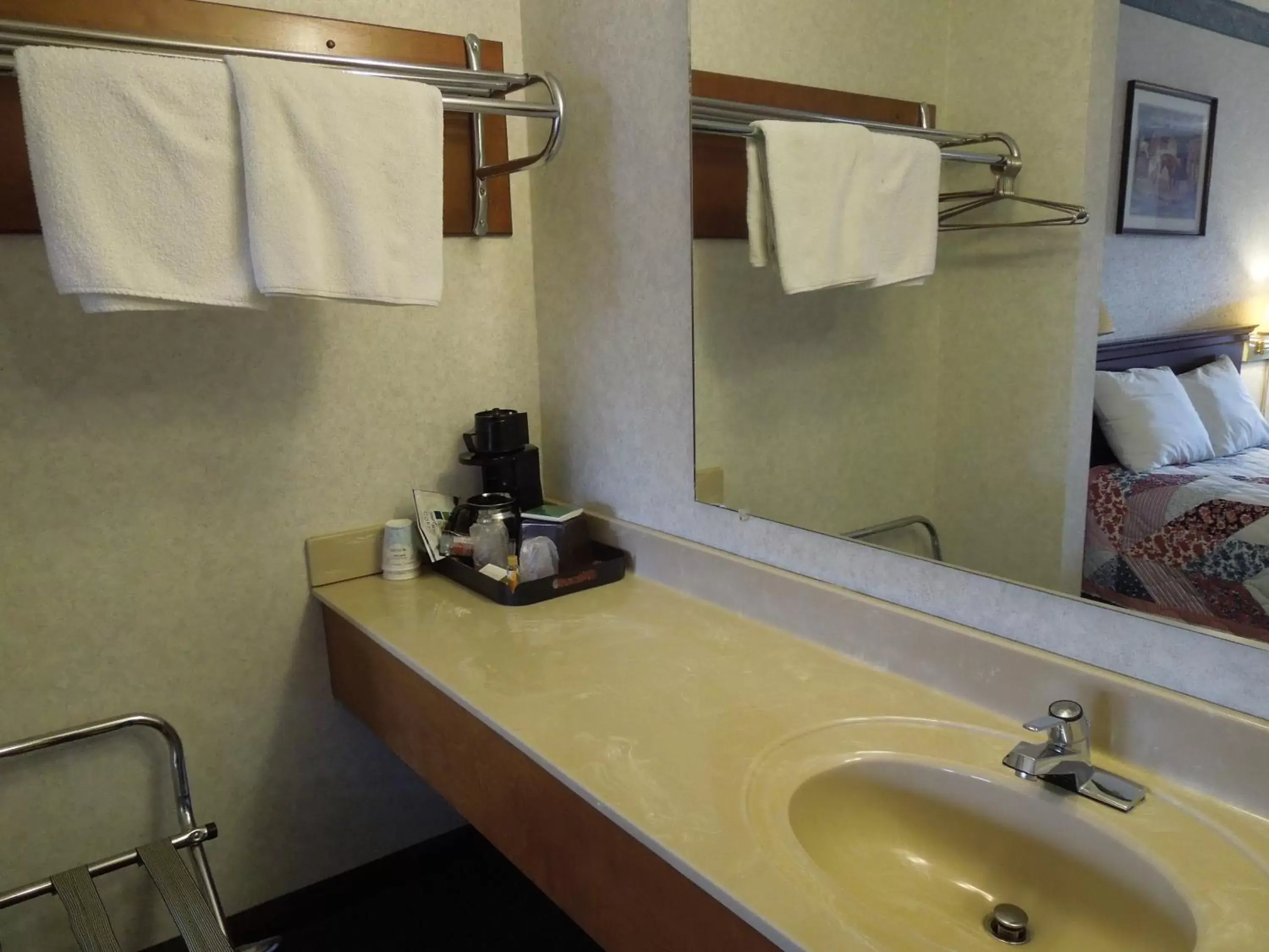 Coffee/tea facilities, Bathroom in Americas Inn Bardstown