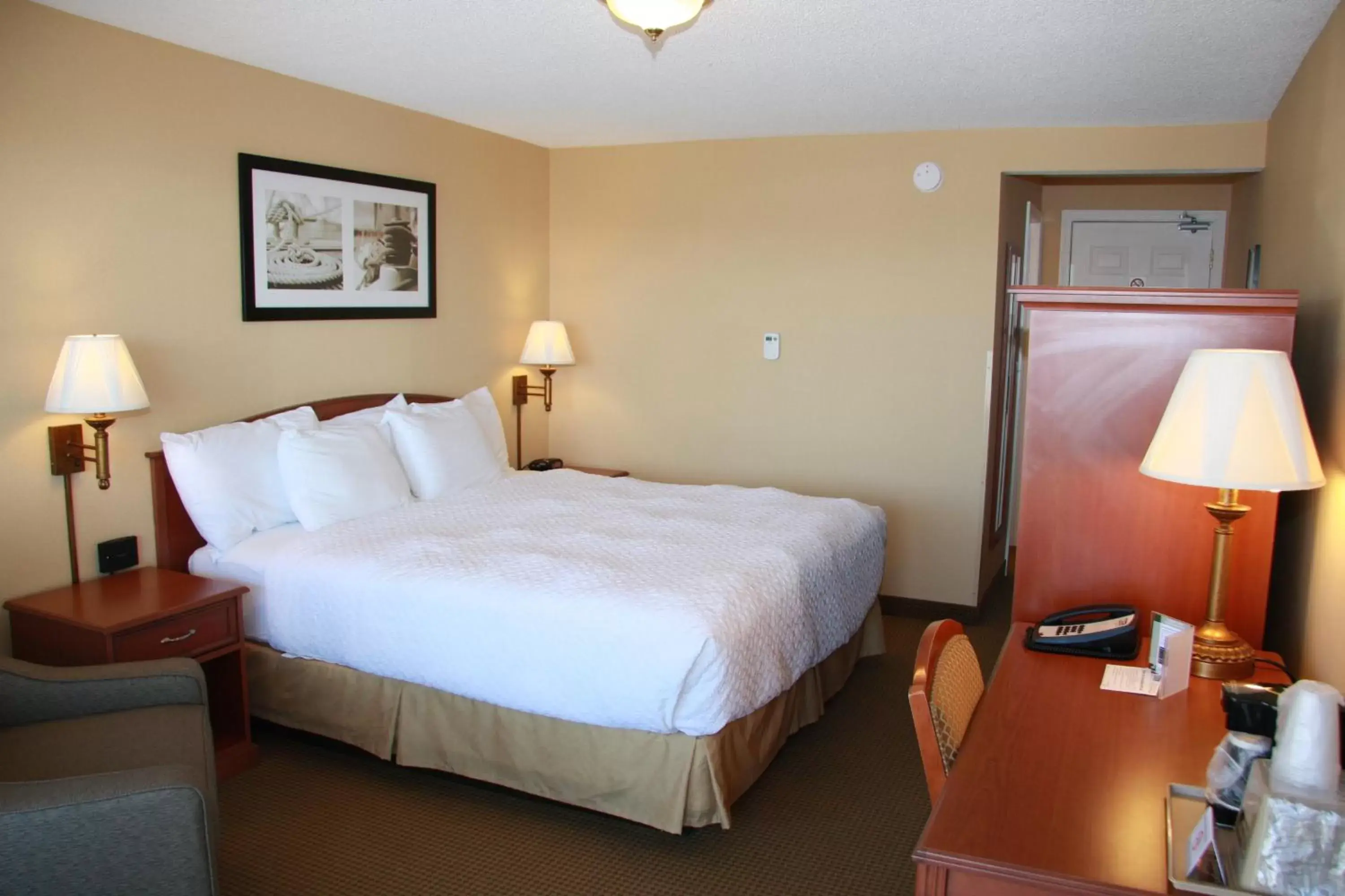 Bed in Budget Host Inn & Suites