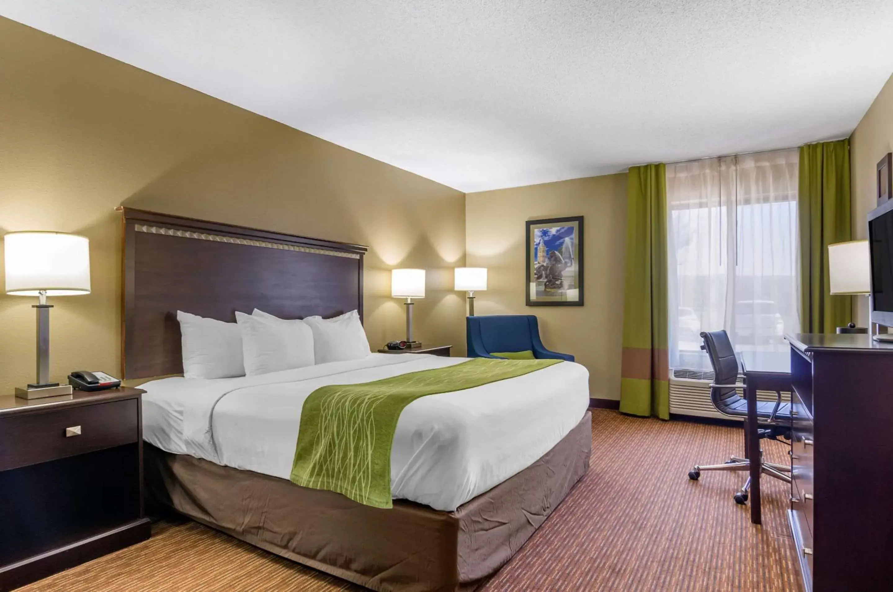 Bedroom, Bed in Comfort Inn & Suites Near Worlds of Fun