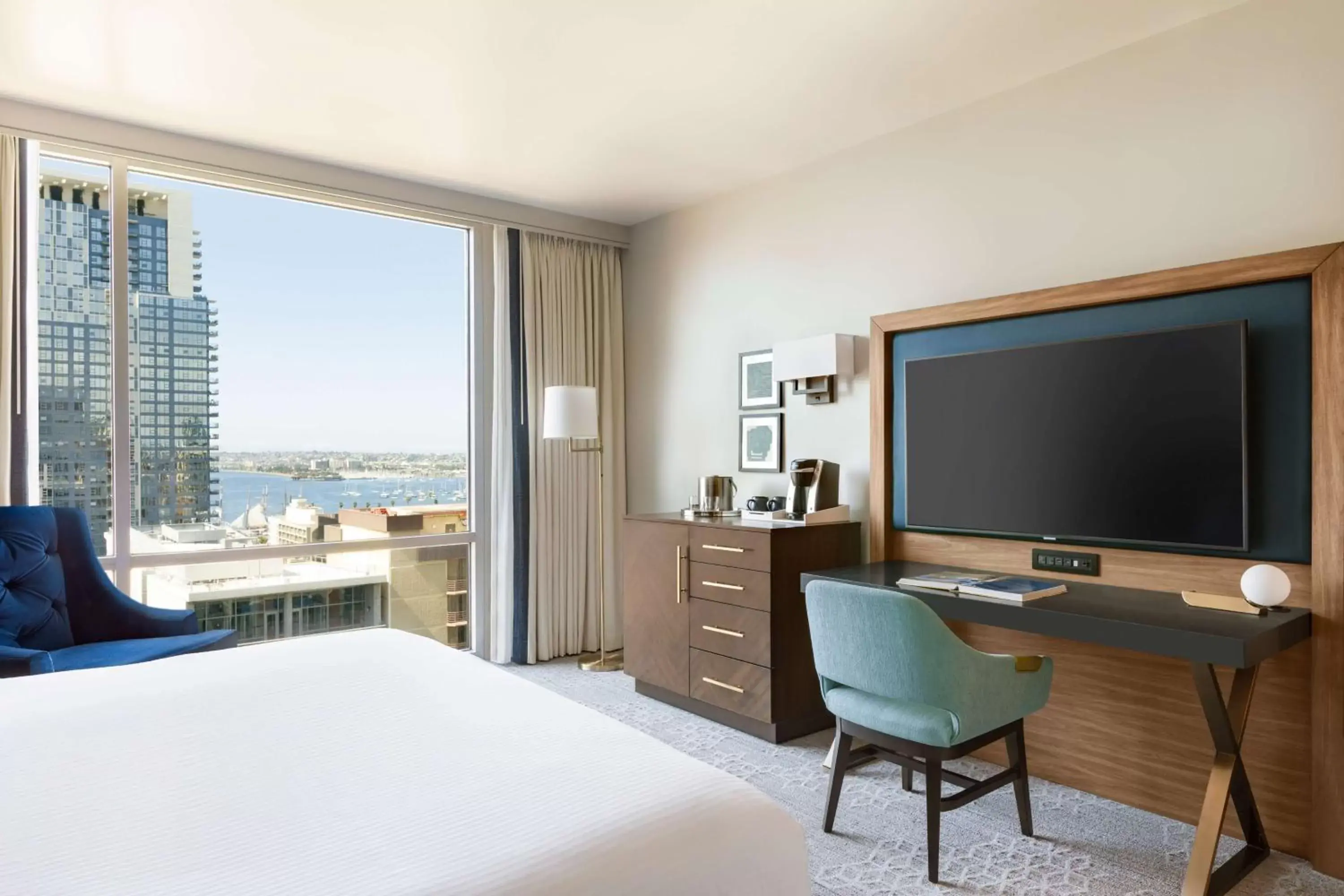 Bedroom, TV/Entertainment Center in Carte Hotel San Diego Downtown, Curio Collection By Hilton