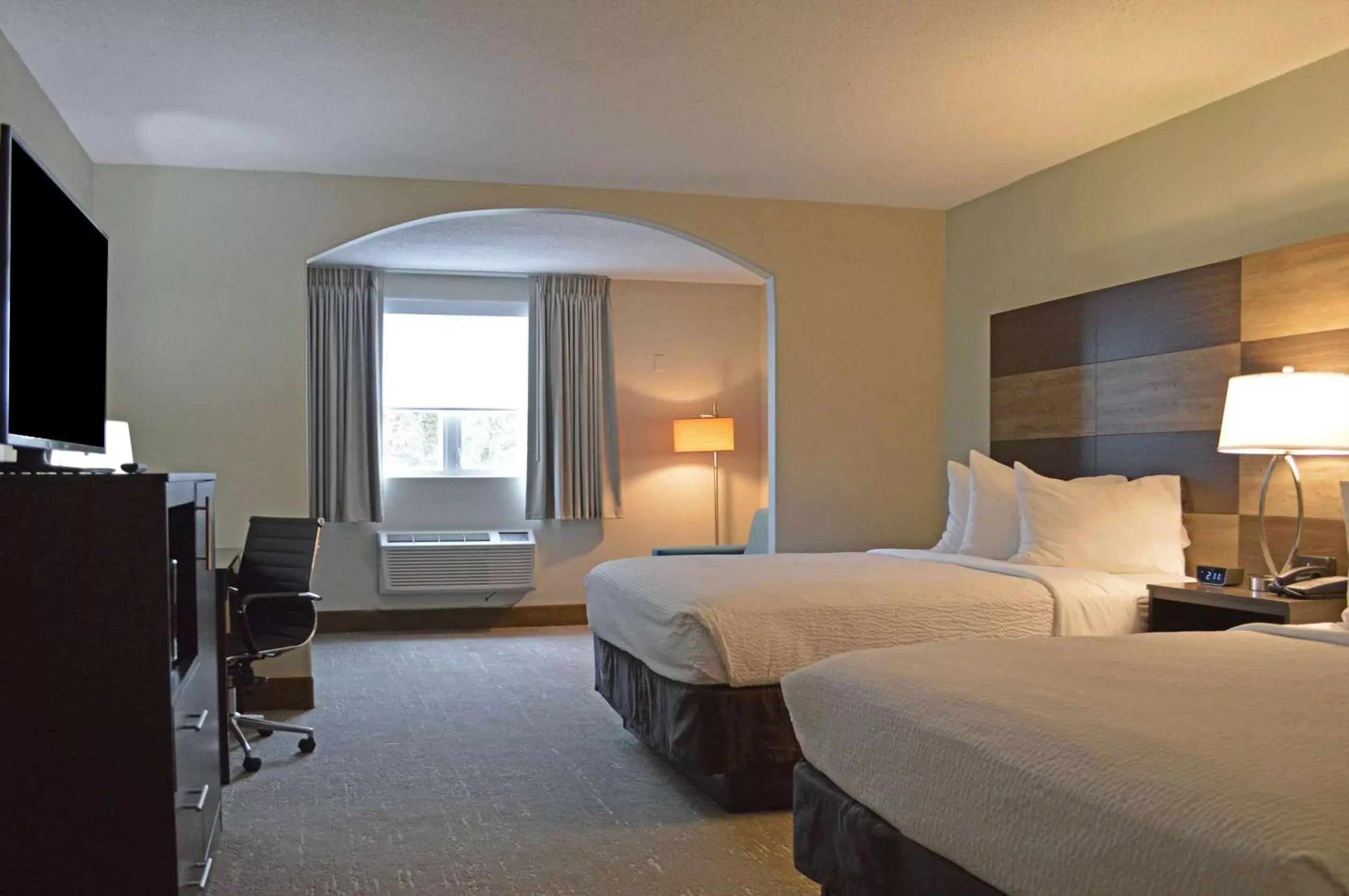 Photo of the whole room, Bed in Quality Inn & Suites Rehoboth Beach – Dewey