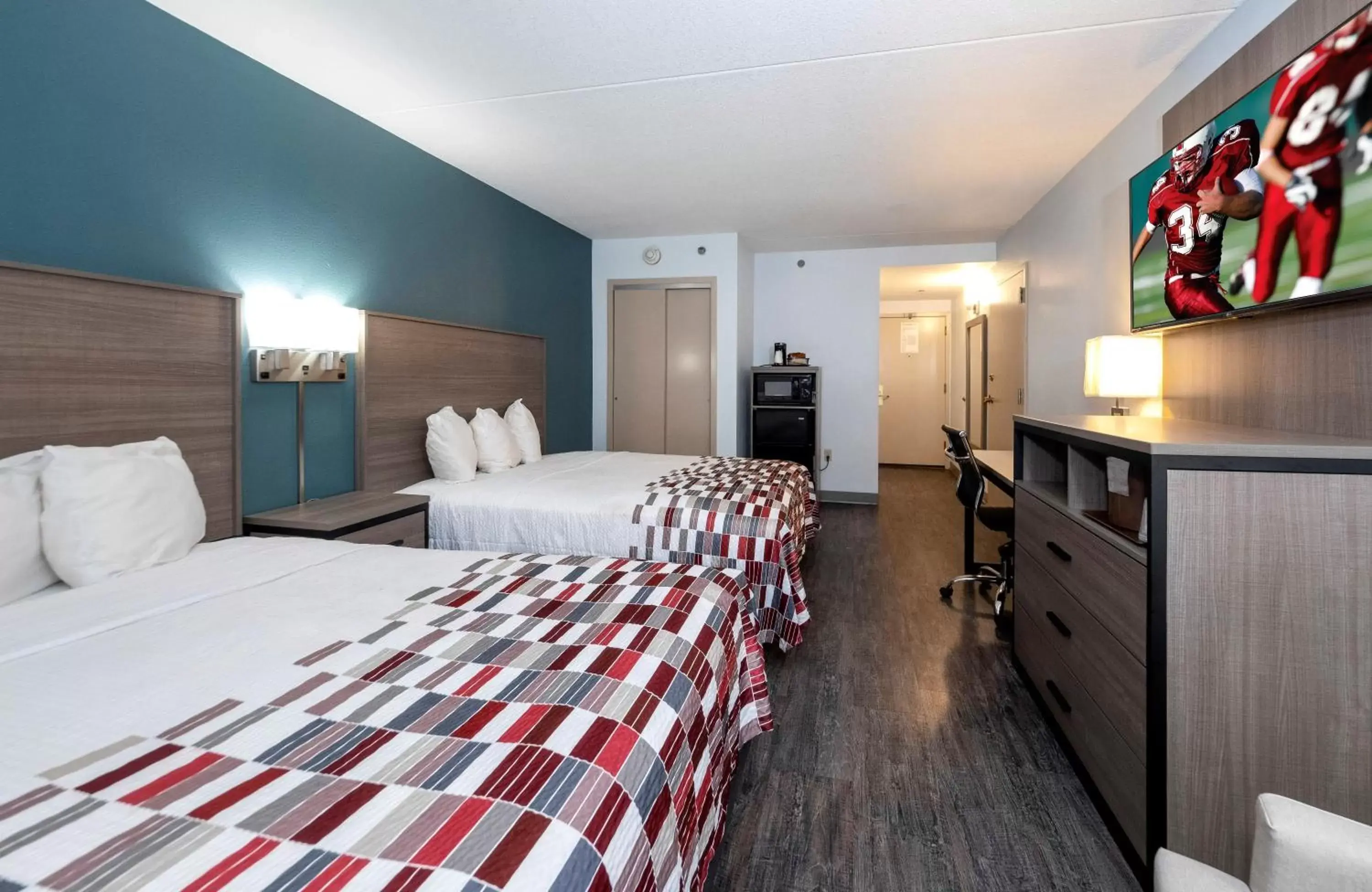 Photo of the whole room, Bed in Red Roof Inn & Suites Wilmington – New Castle
