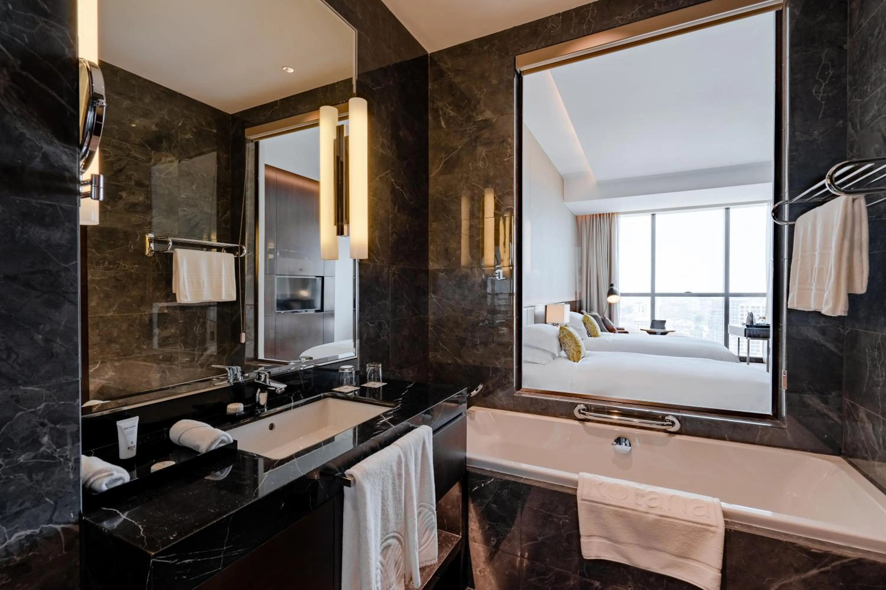 Sea view, Bed in Johari Rotana