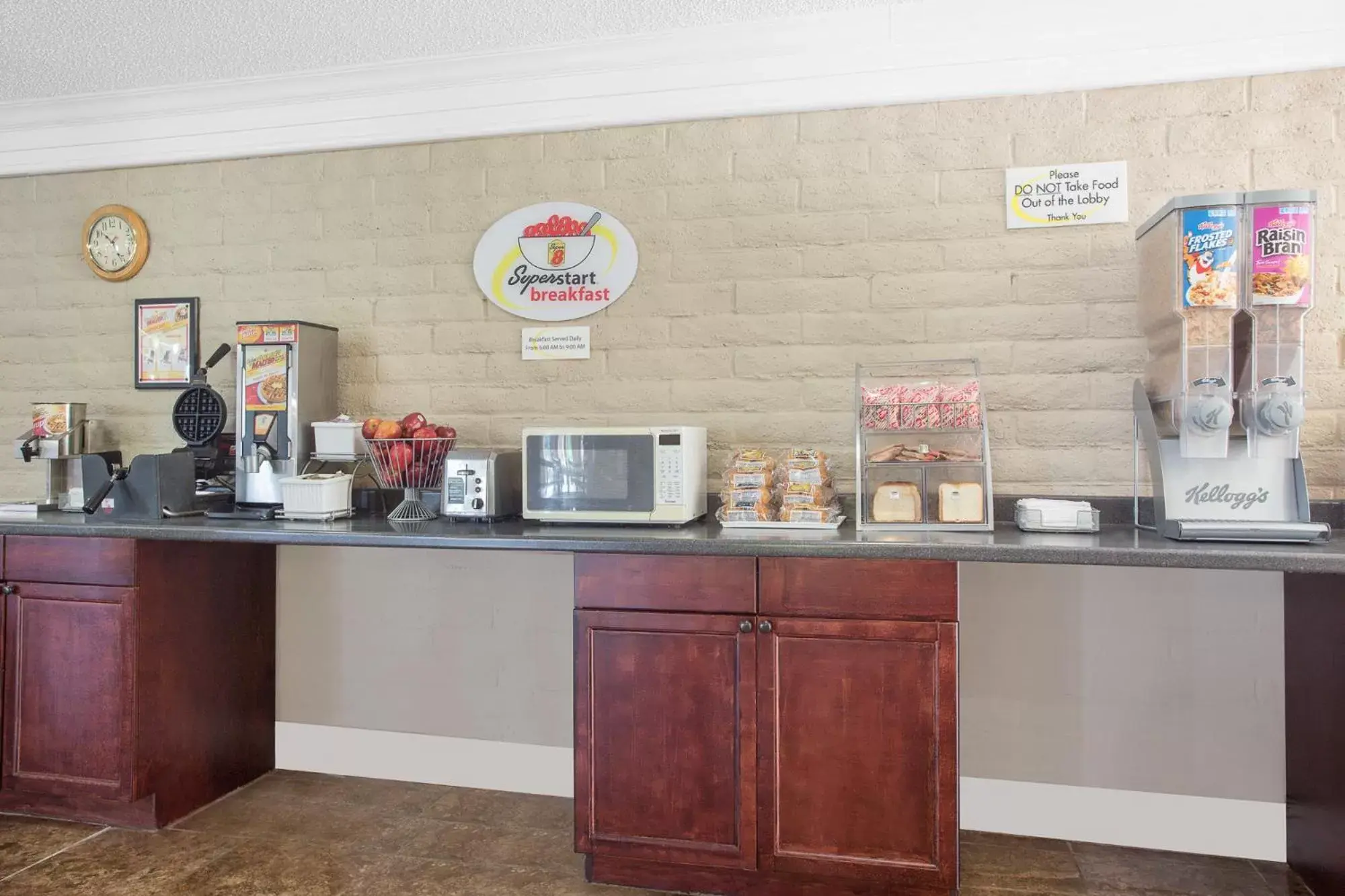 Coffee/tea facilities, Kitchen/Kitchenette in Super 8 by Wyndham Austell/Six Flags