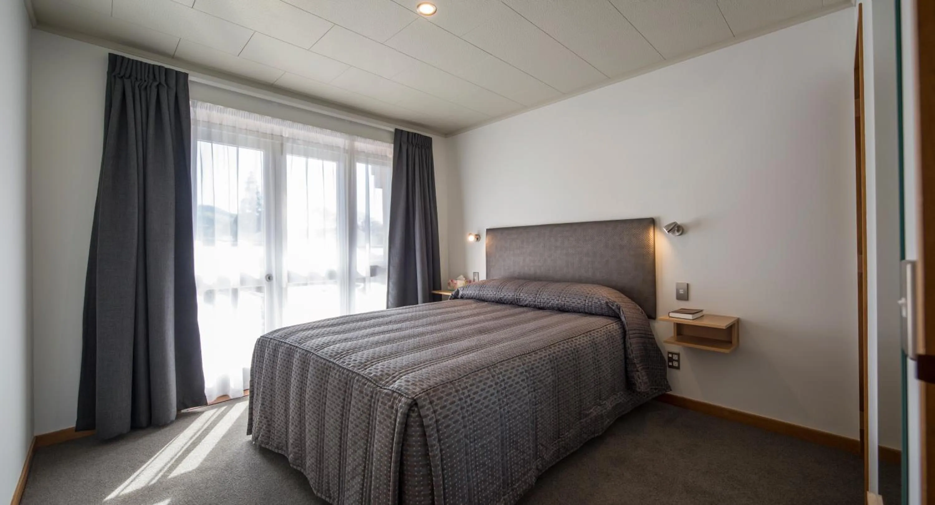 Bed in Dunedin Motel and Villas