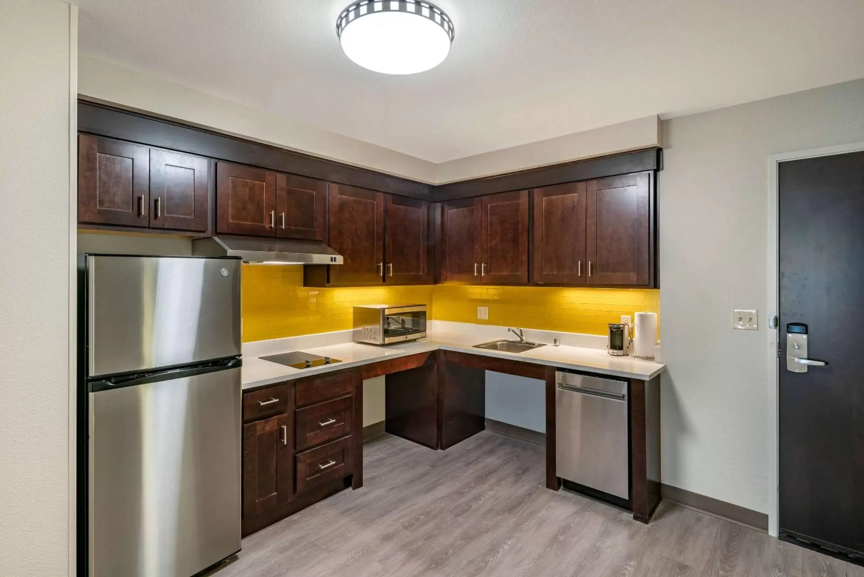 Photo of the whole room, Kitchen/Kitchenette in MainStay Suites Spokane Airport