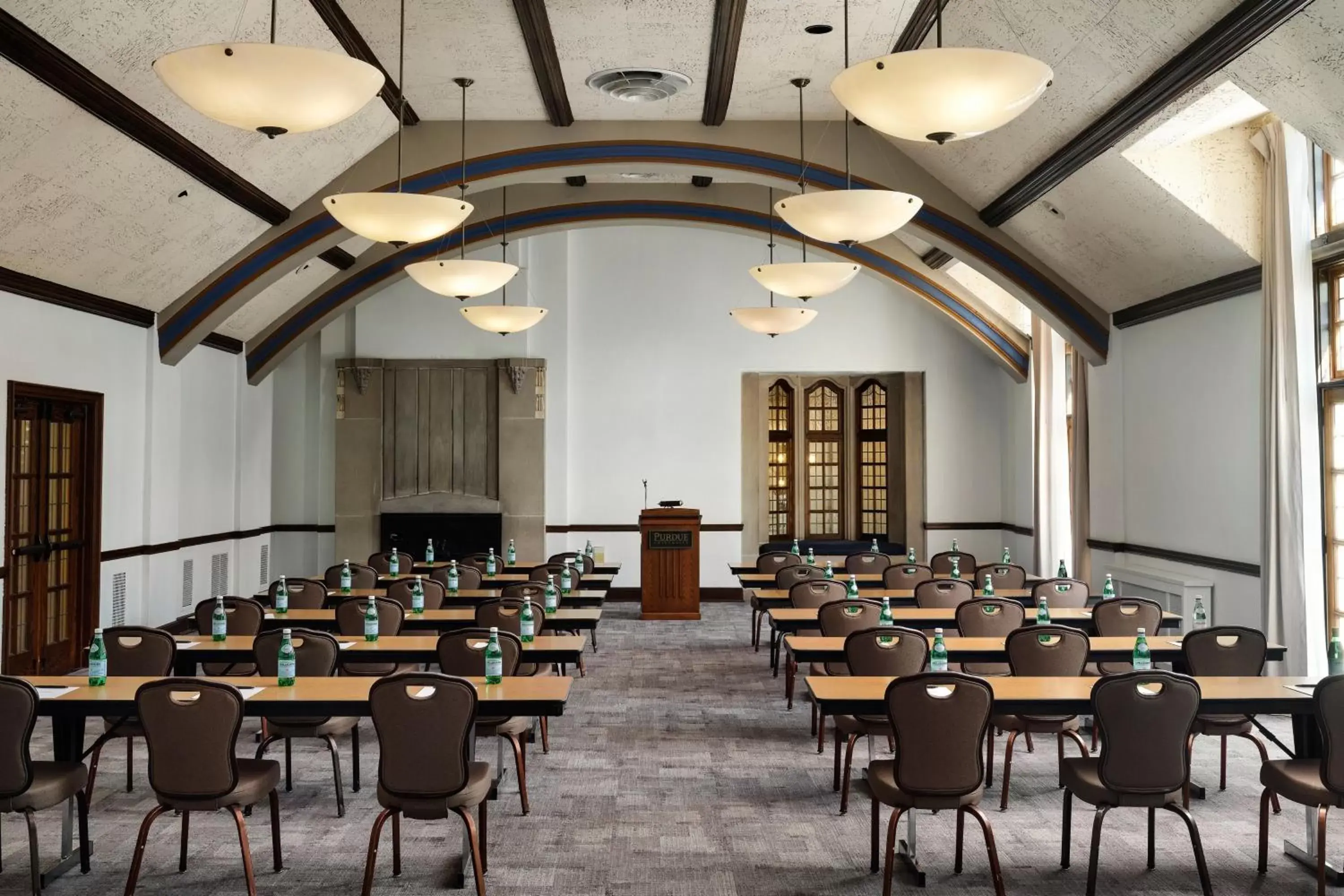 Lounge or bar in The Union Club Hotel at Purdue University, Autograph Collection