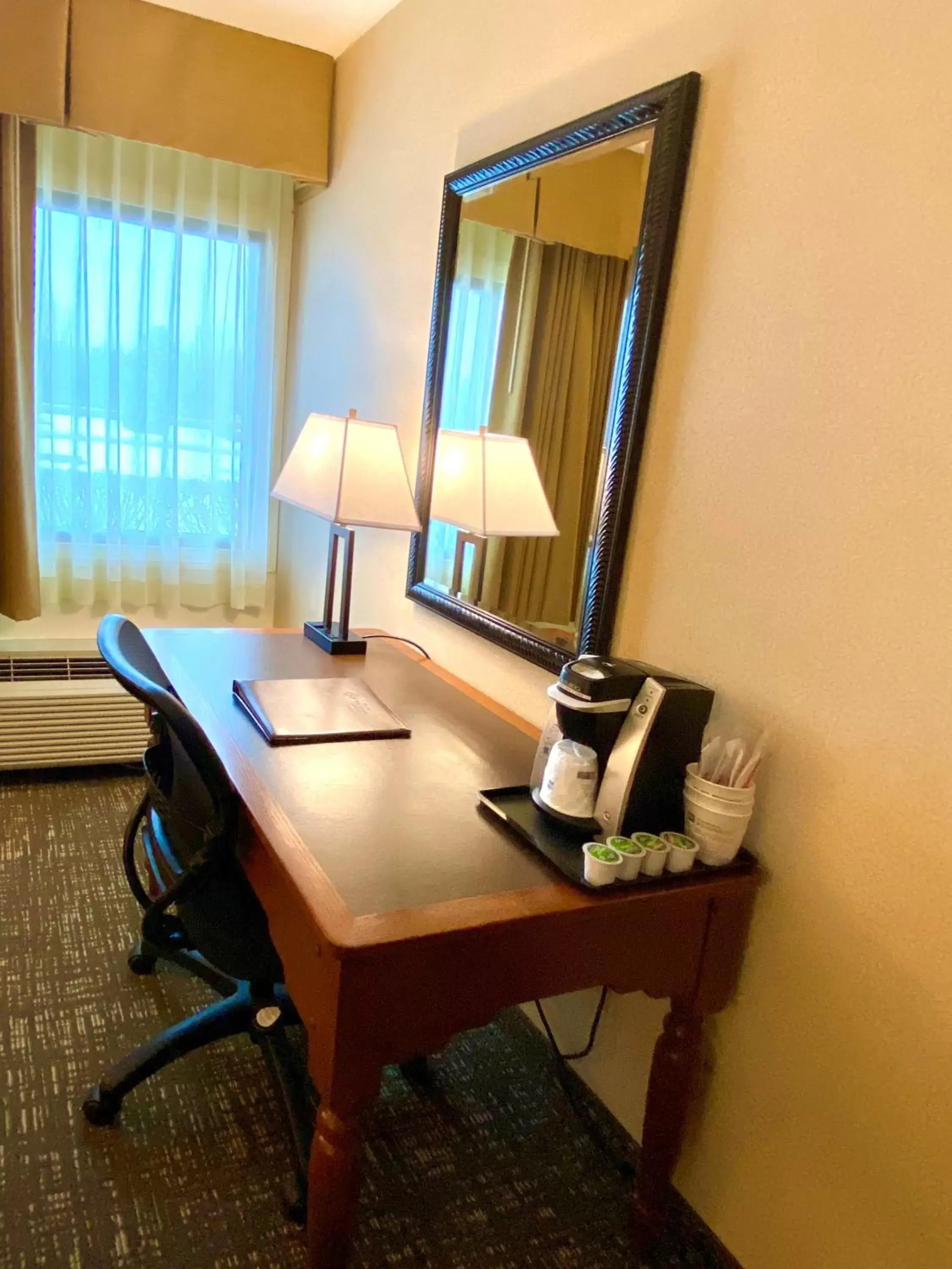 Bedroom, TV/Entertainment Center in Best Western Plus Waterbury - Stowe