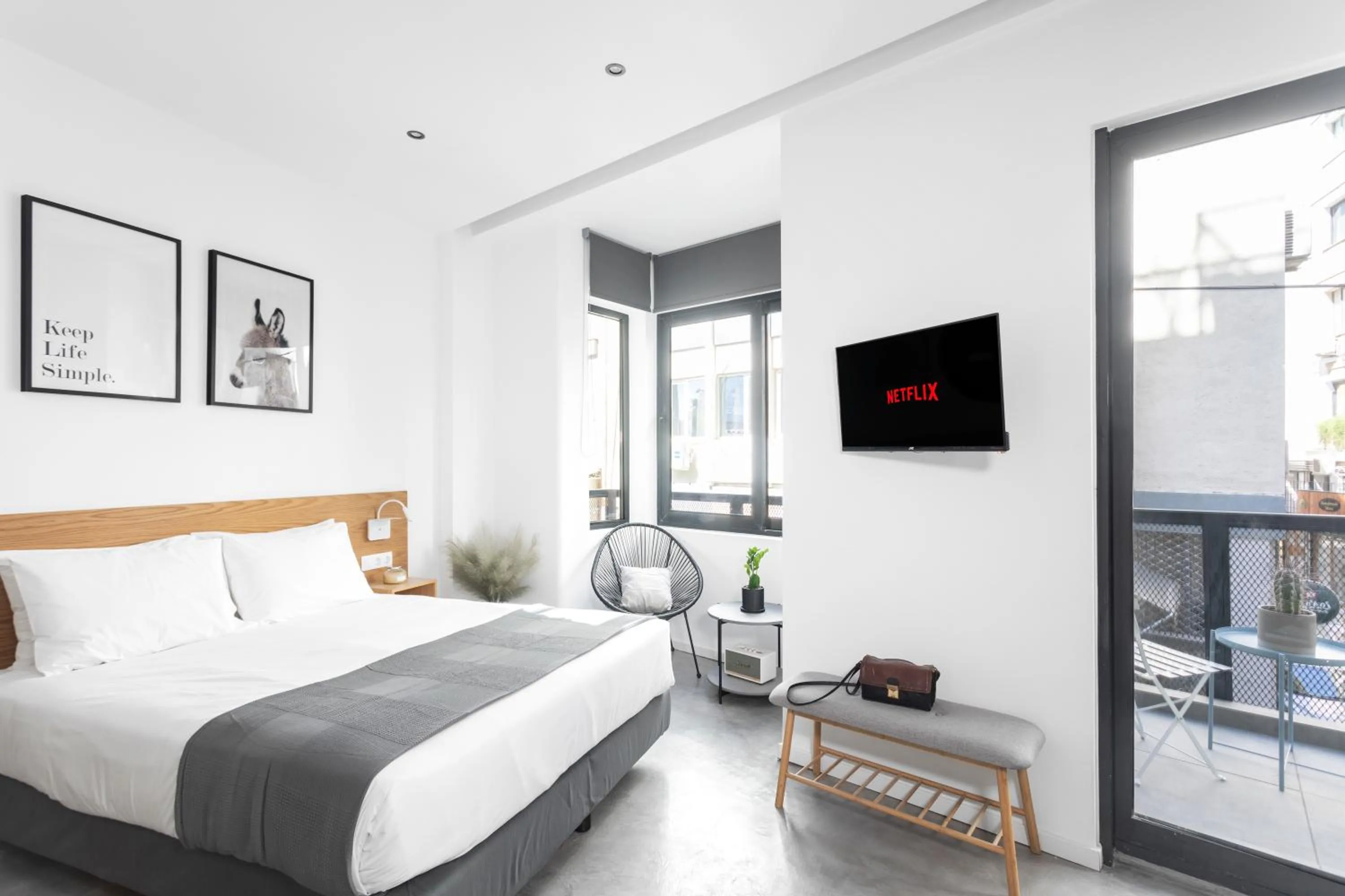 Photo of the whole room, Bed in Melo Athens