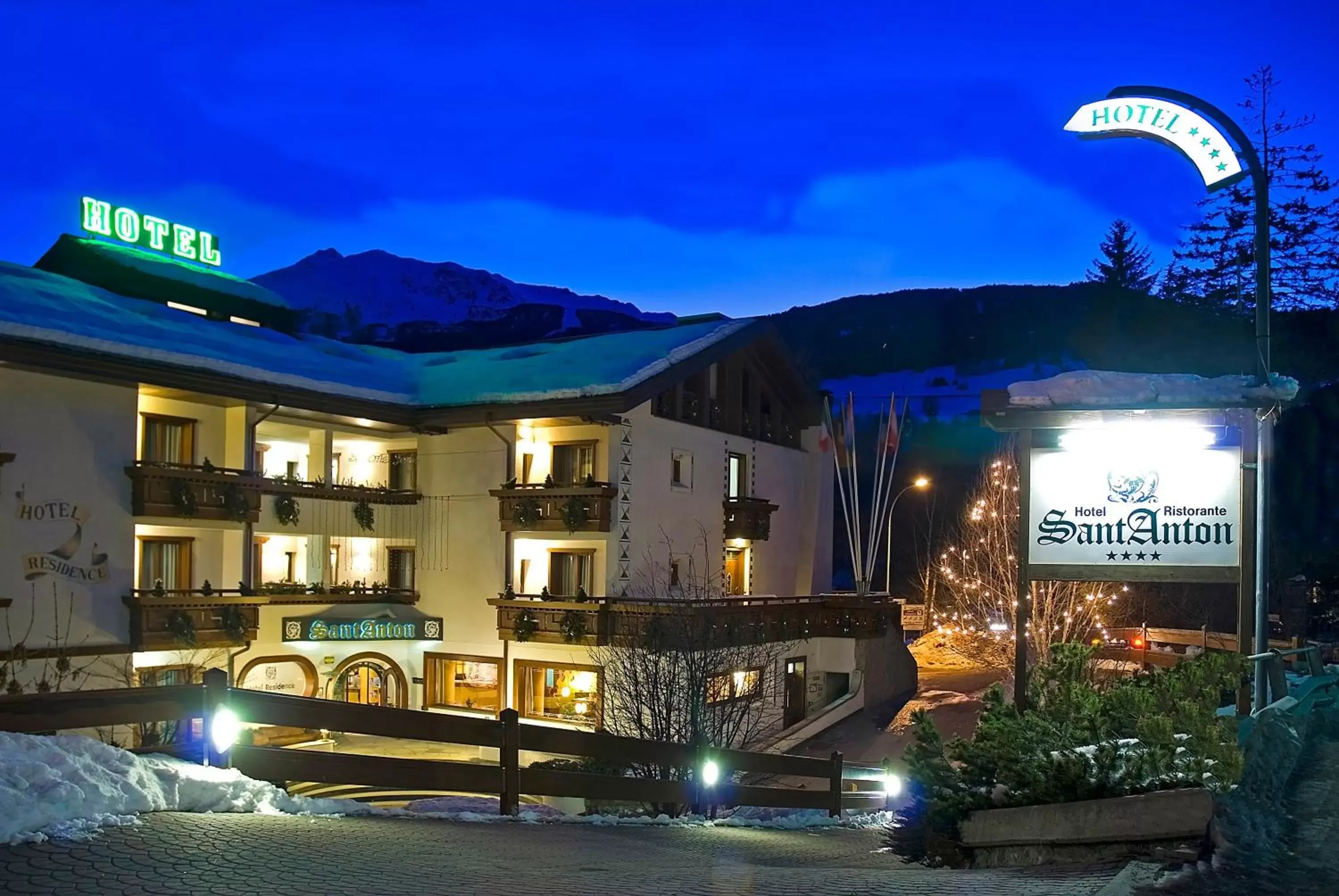 Facade/entrance, Property Building in Hotel Santanton