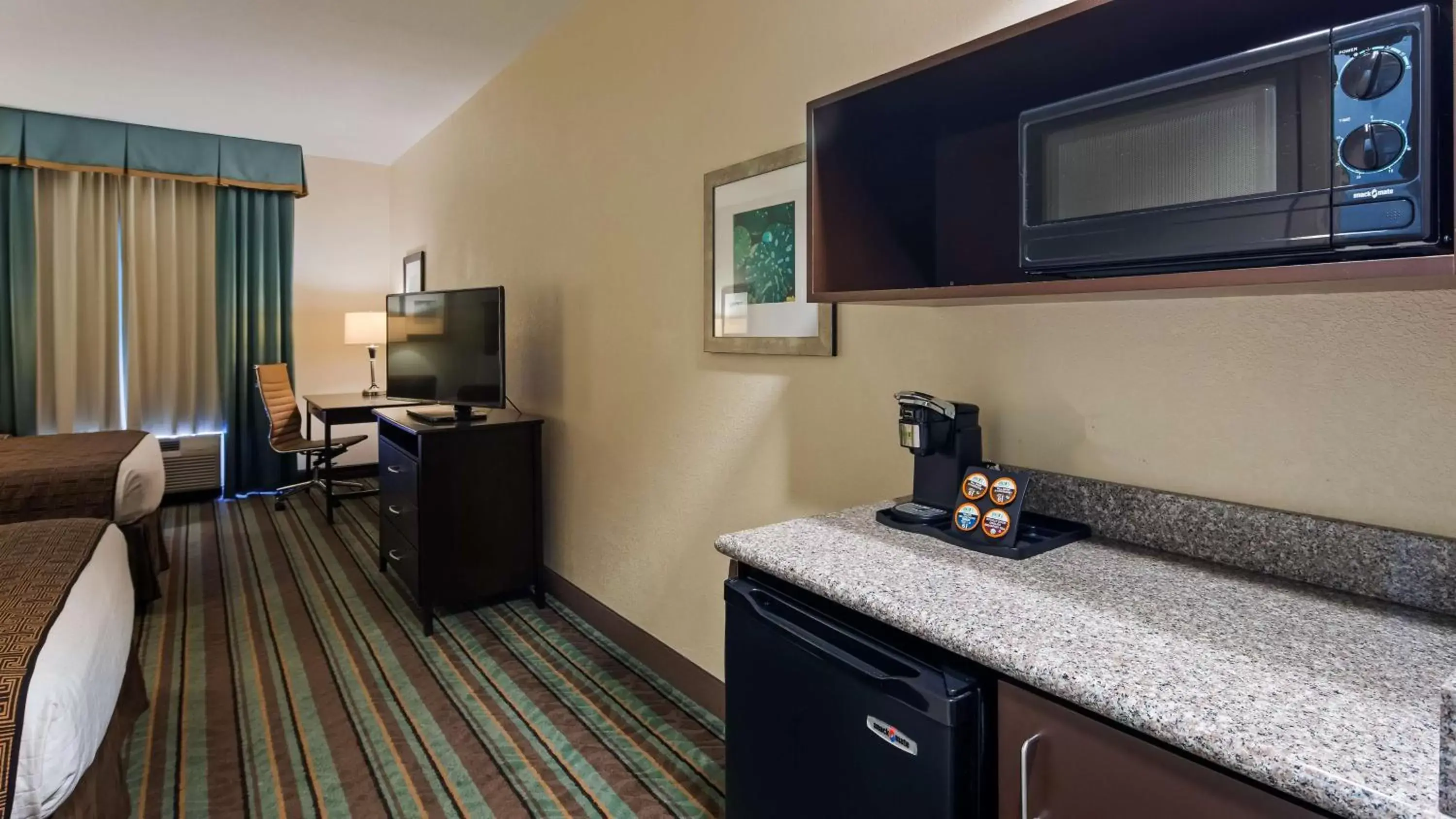 Photo of the whole room, TV/Entertainment Center in Best Western Plus Chain of Lakes Inn & Suites