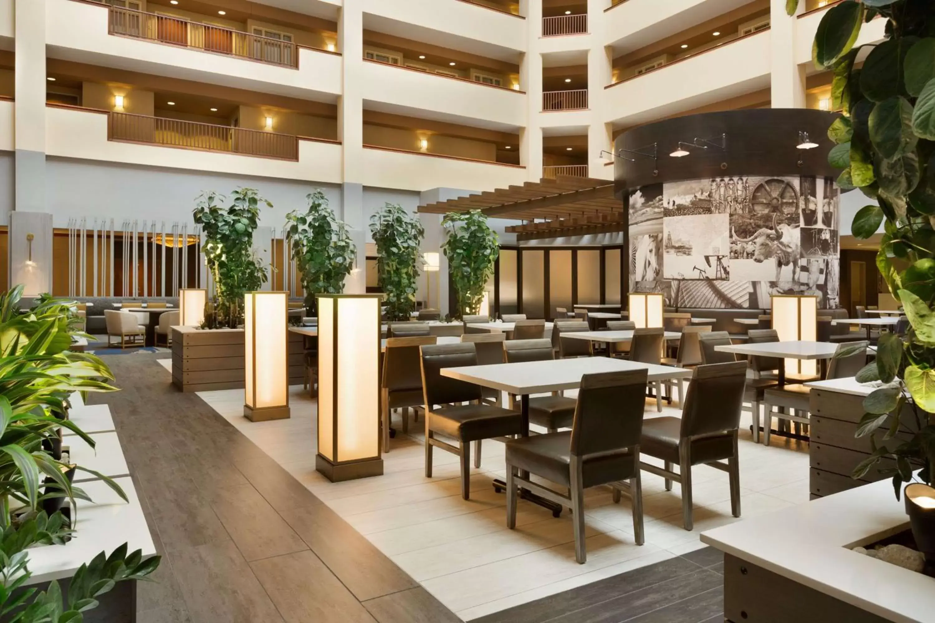 Lobby or reception, Restaurant/Places to Eat in Embassy Suites Dallas - DFW Airport North