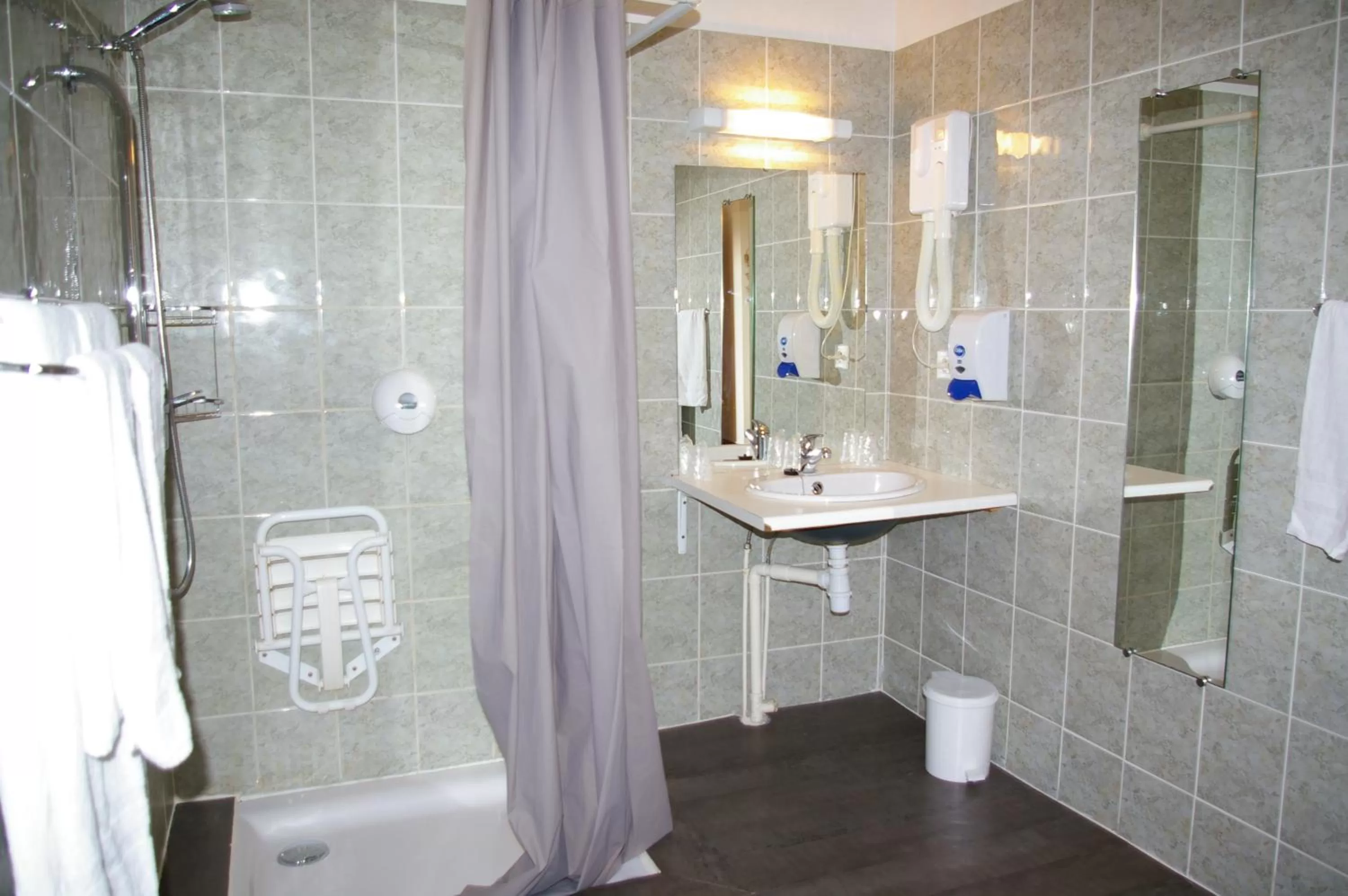 Hôtel de Bretagne - anciennement Queen Serenity Hotel