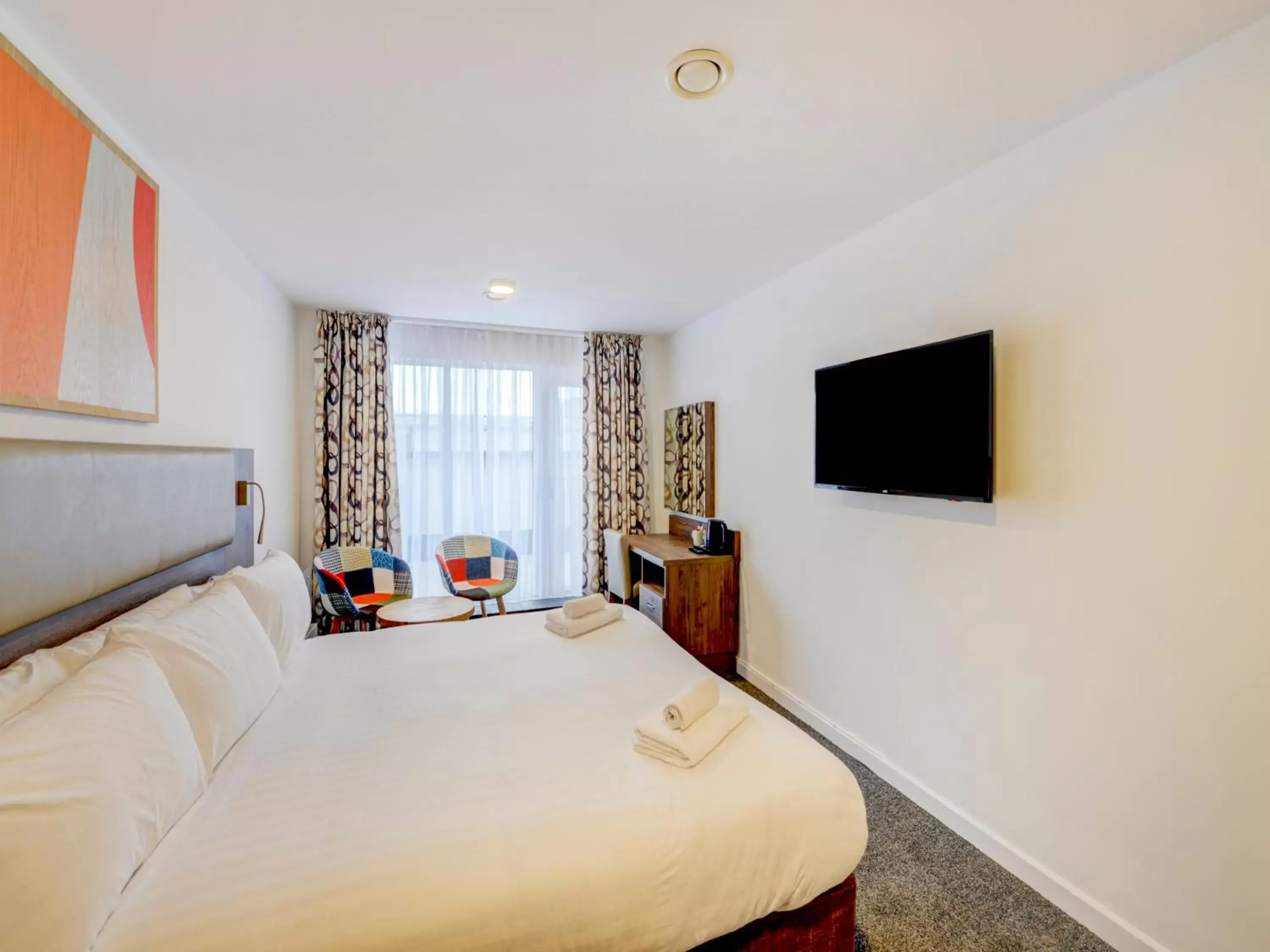 TV and multimedia in OYO Plymouth Central Hotel