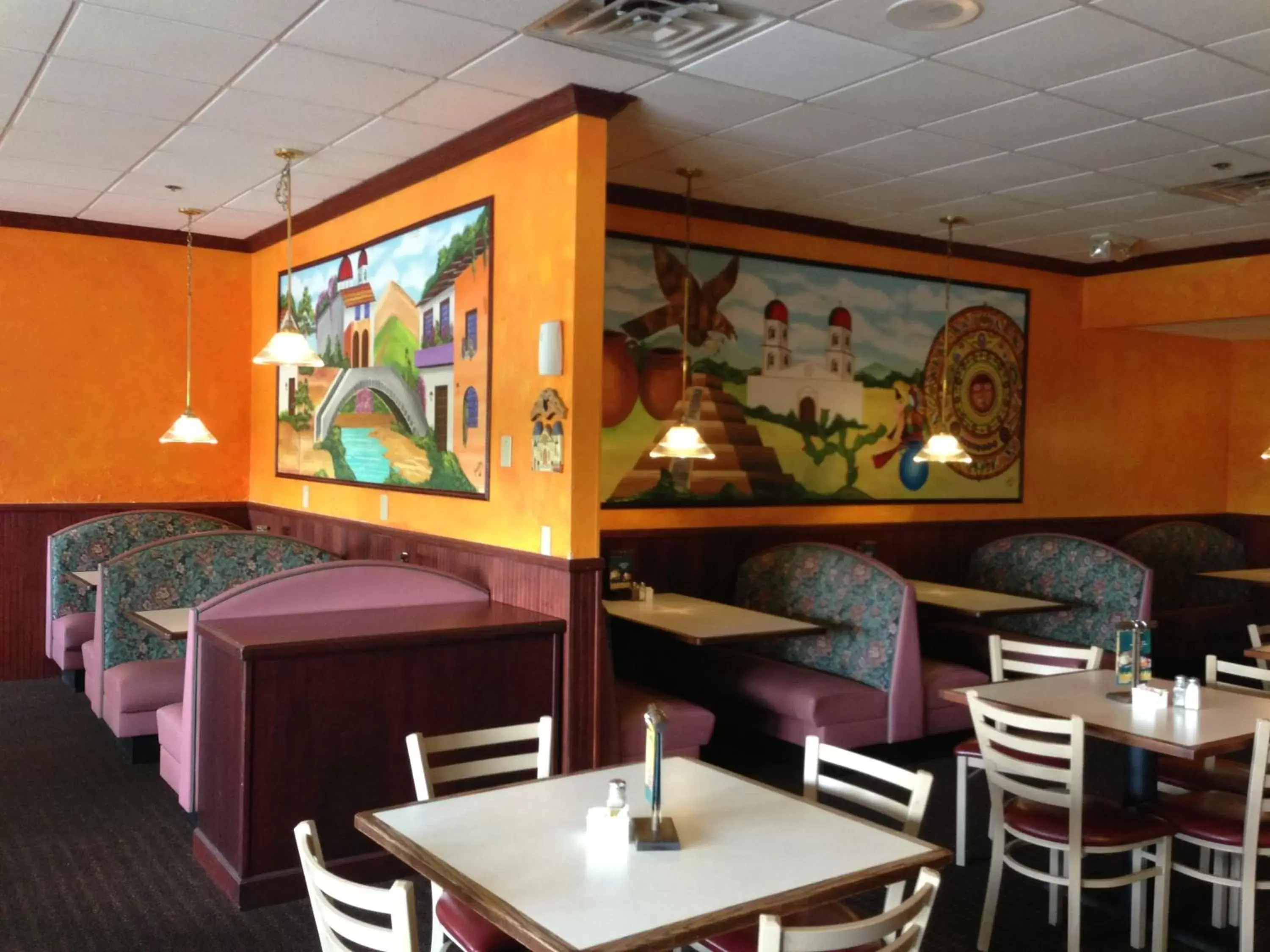 Lounge or bar, Restaurant/Places to Eat in Ramada by Wyndham Wytheville