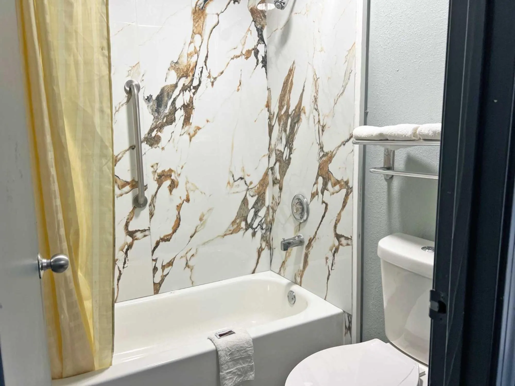 Shower in Red Carpet Inn & Suites