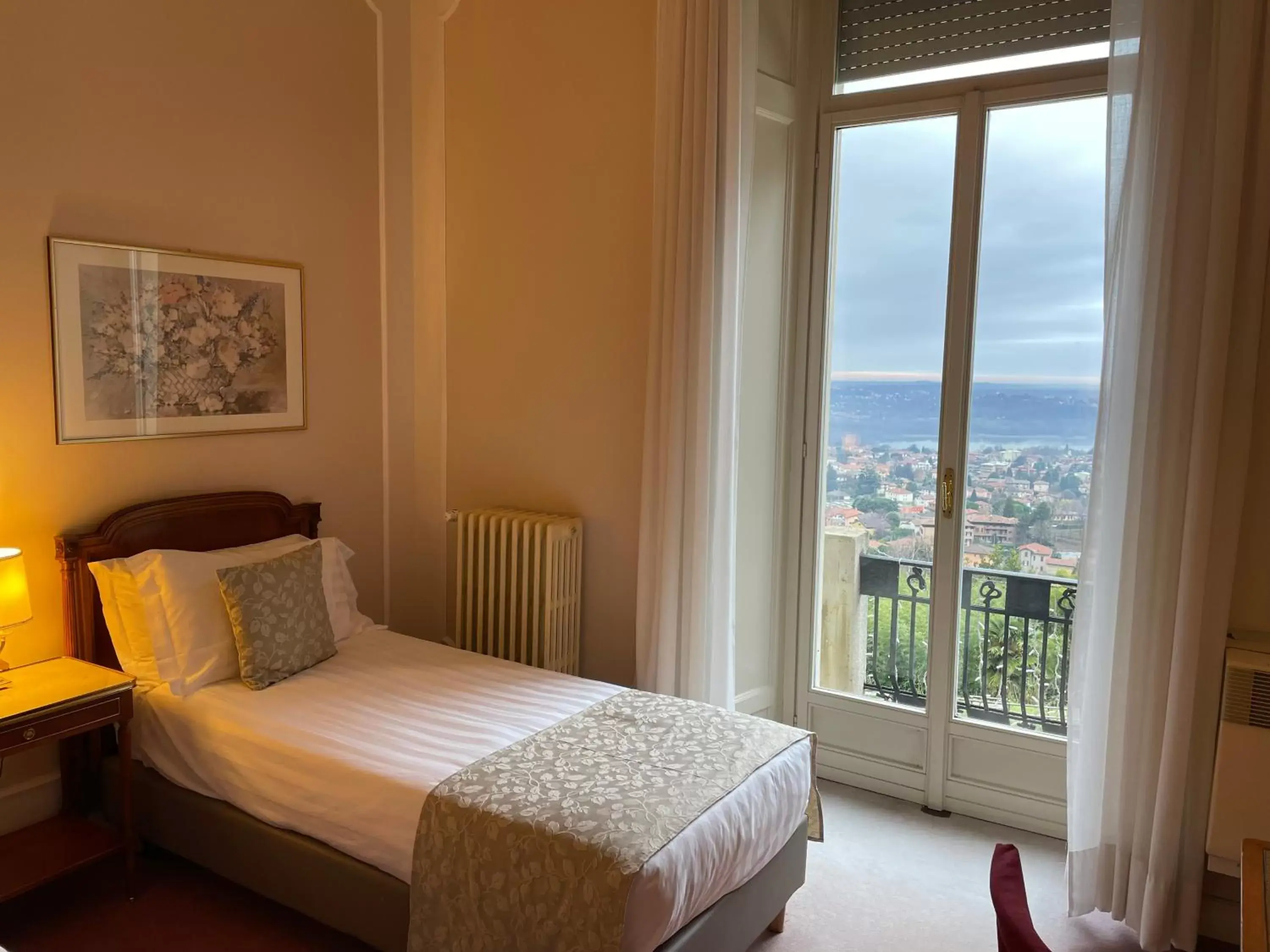 Photo of the whole room, Bed in Palace Grand Hotel Varese