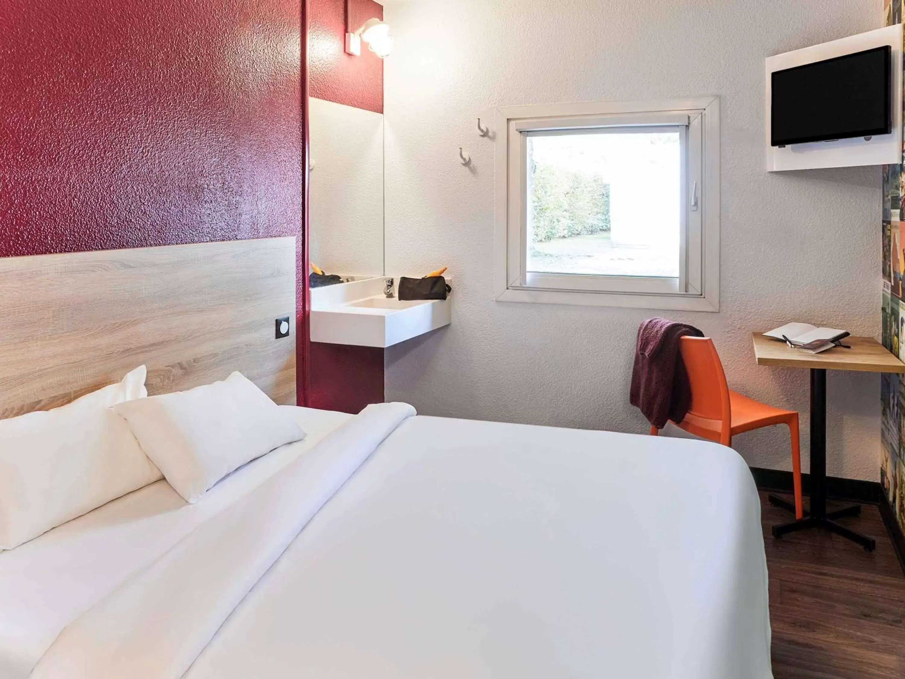 Bathroom, Bed in hotelF1 Rouen Sud Parc Expos