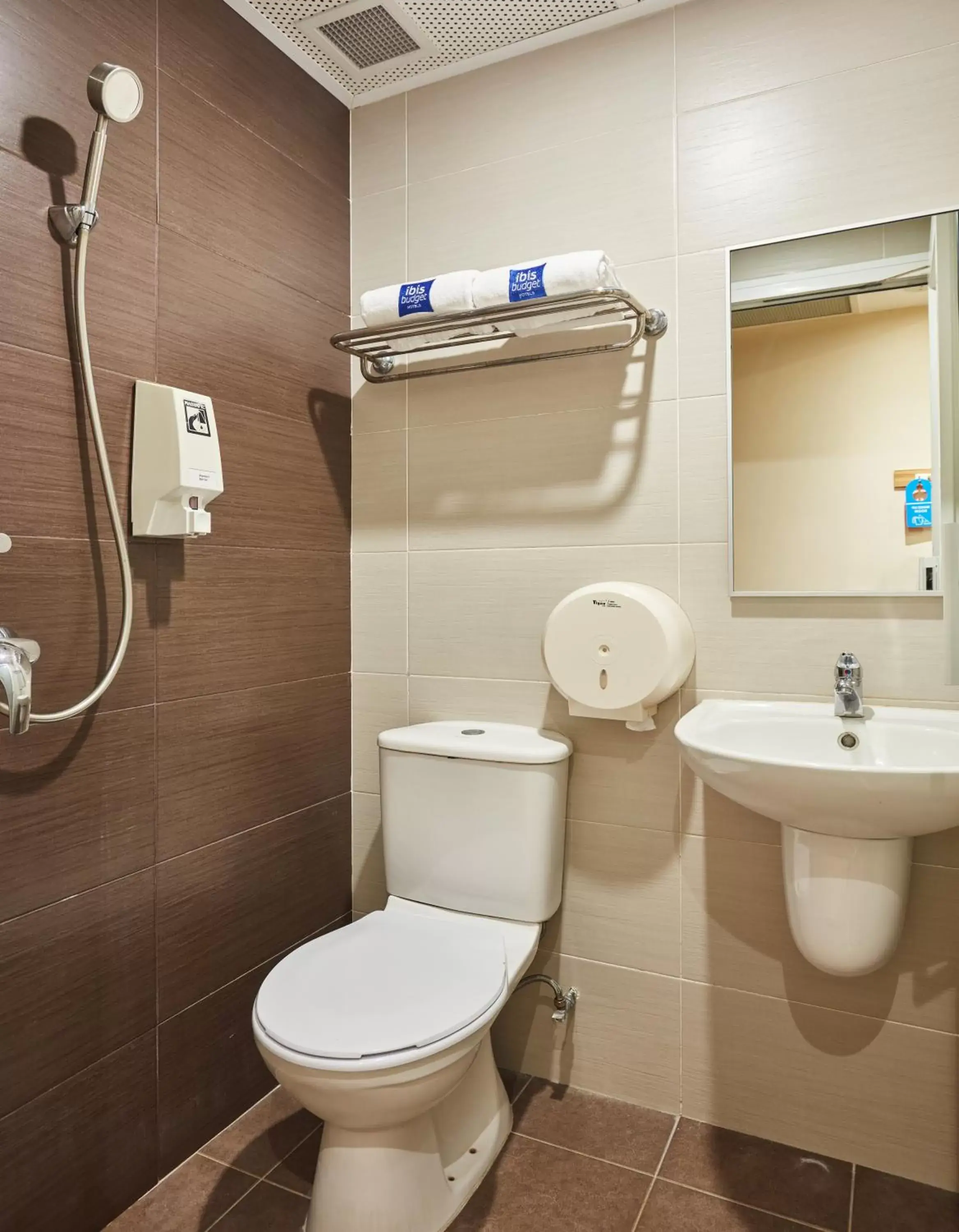 Bathroom in Ibis Budget Singapore West Coast