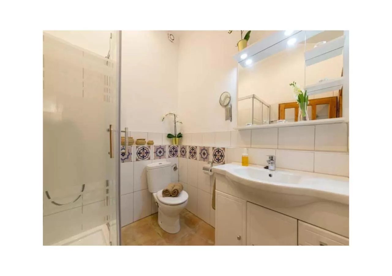 Shower, Bathroom in Boutique Hostal "Born53" im Stadtkern von Llucmajor, Mallorca