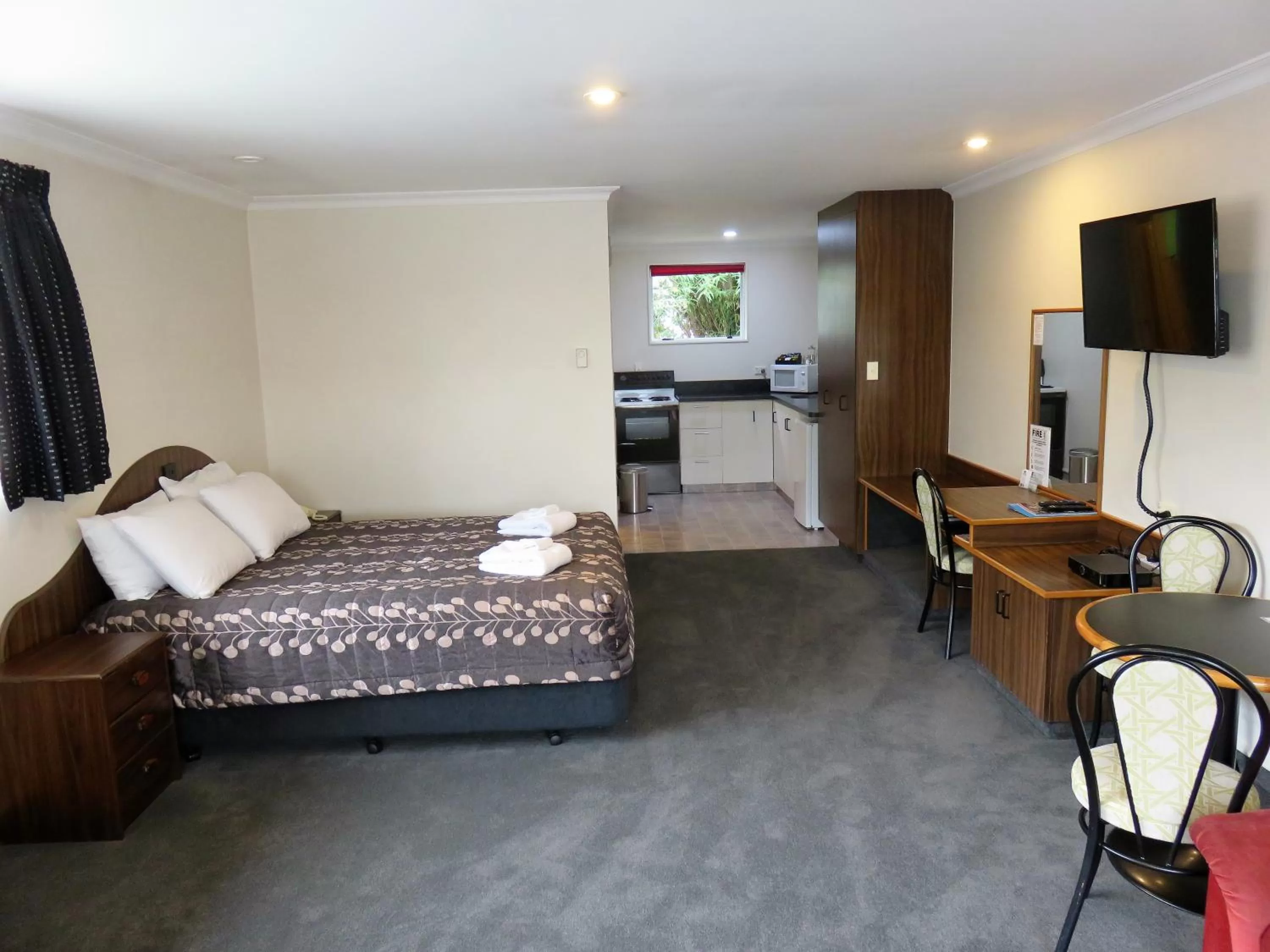 Living room, Bed in Admirals Motor Lodge