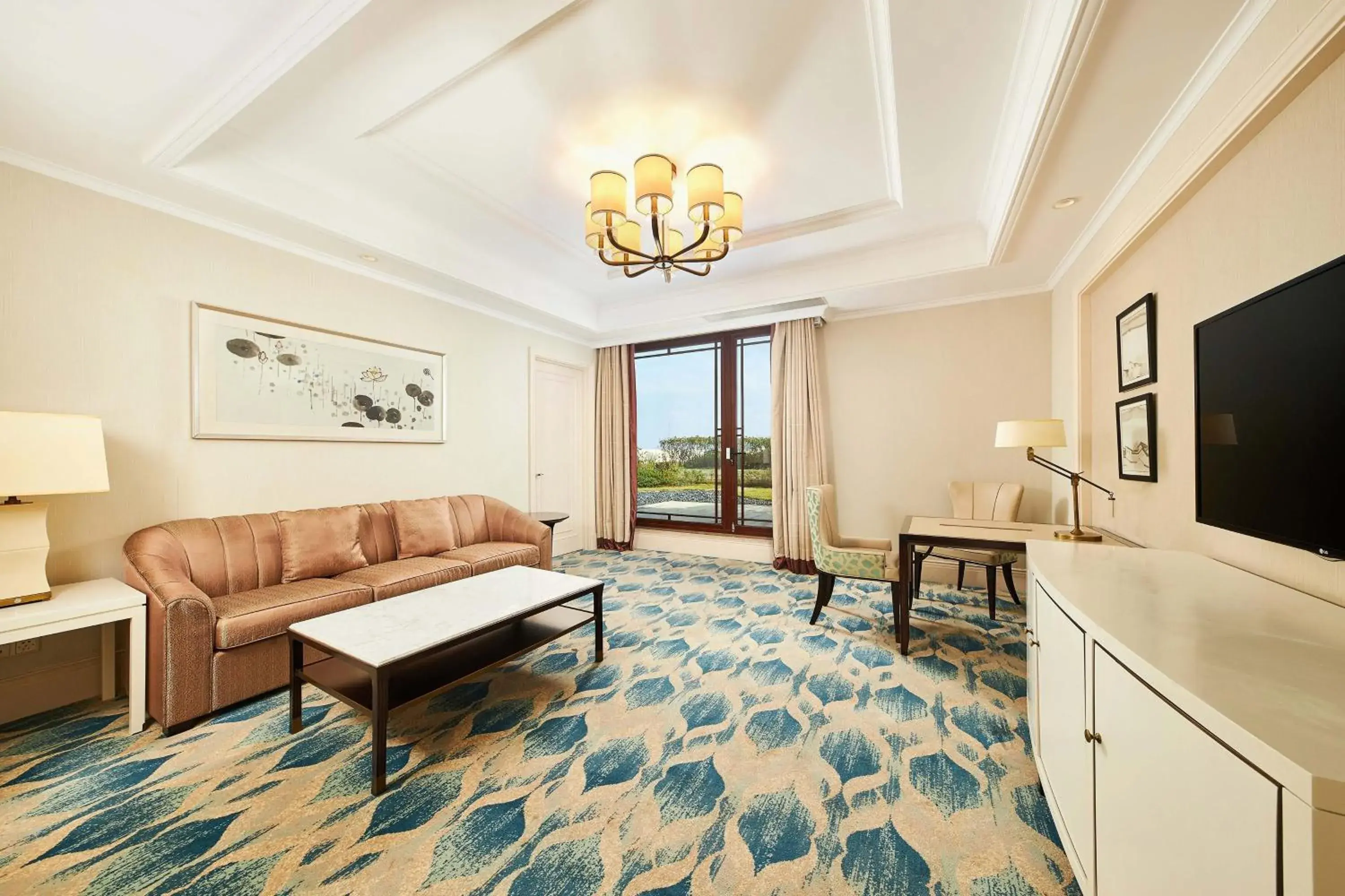 Living room, Seating Area in The Westin Zhujiajian Resort, Zhoushan