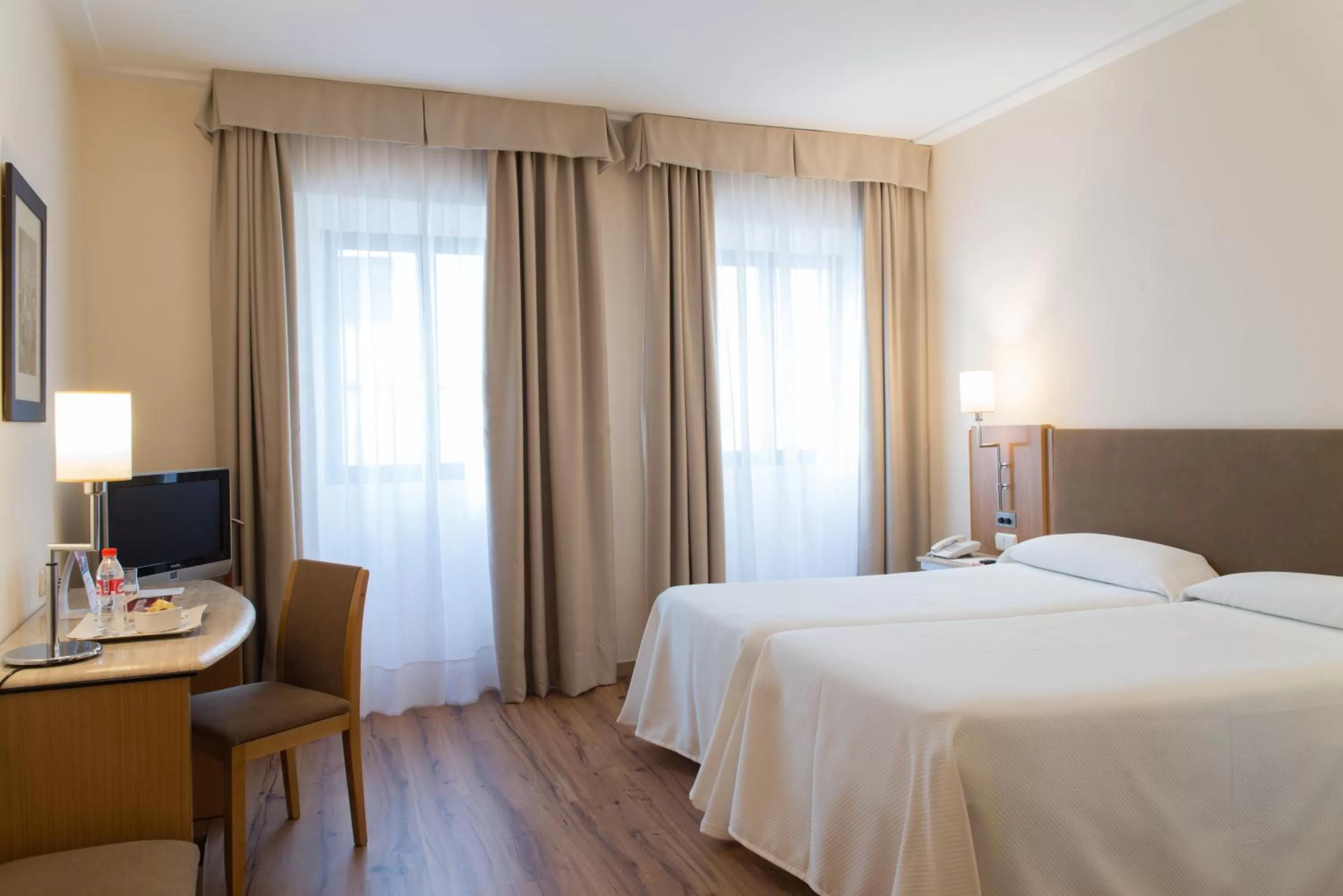 Photo of the whole room, Bed in Hotel Inglaterra