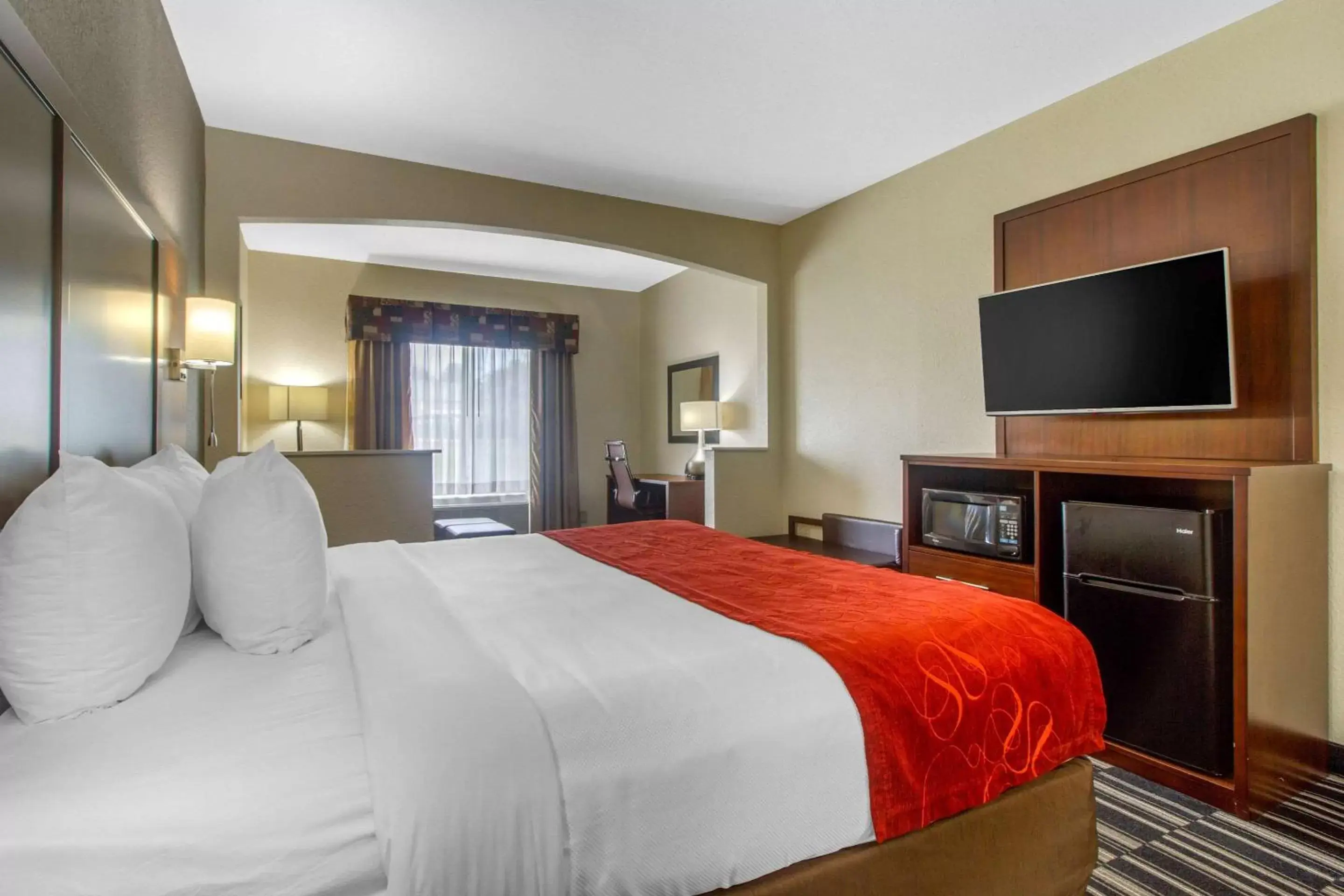 Photo of the whole room, Bed in Comfort Suites Danville