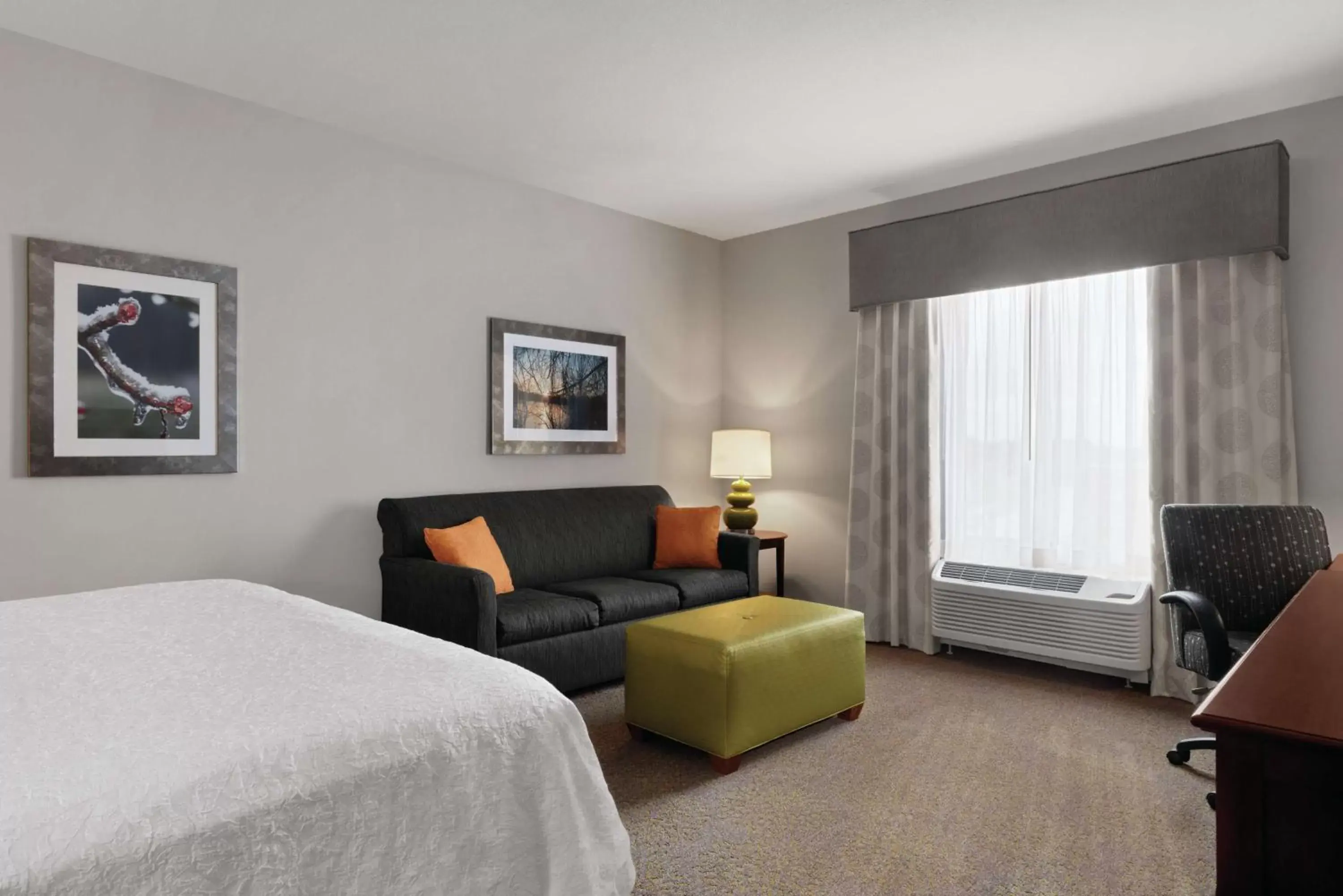 Bedroom, Seating Area in Hampton Inn & Suites Mishawaka/South Bend at Heritage Square