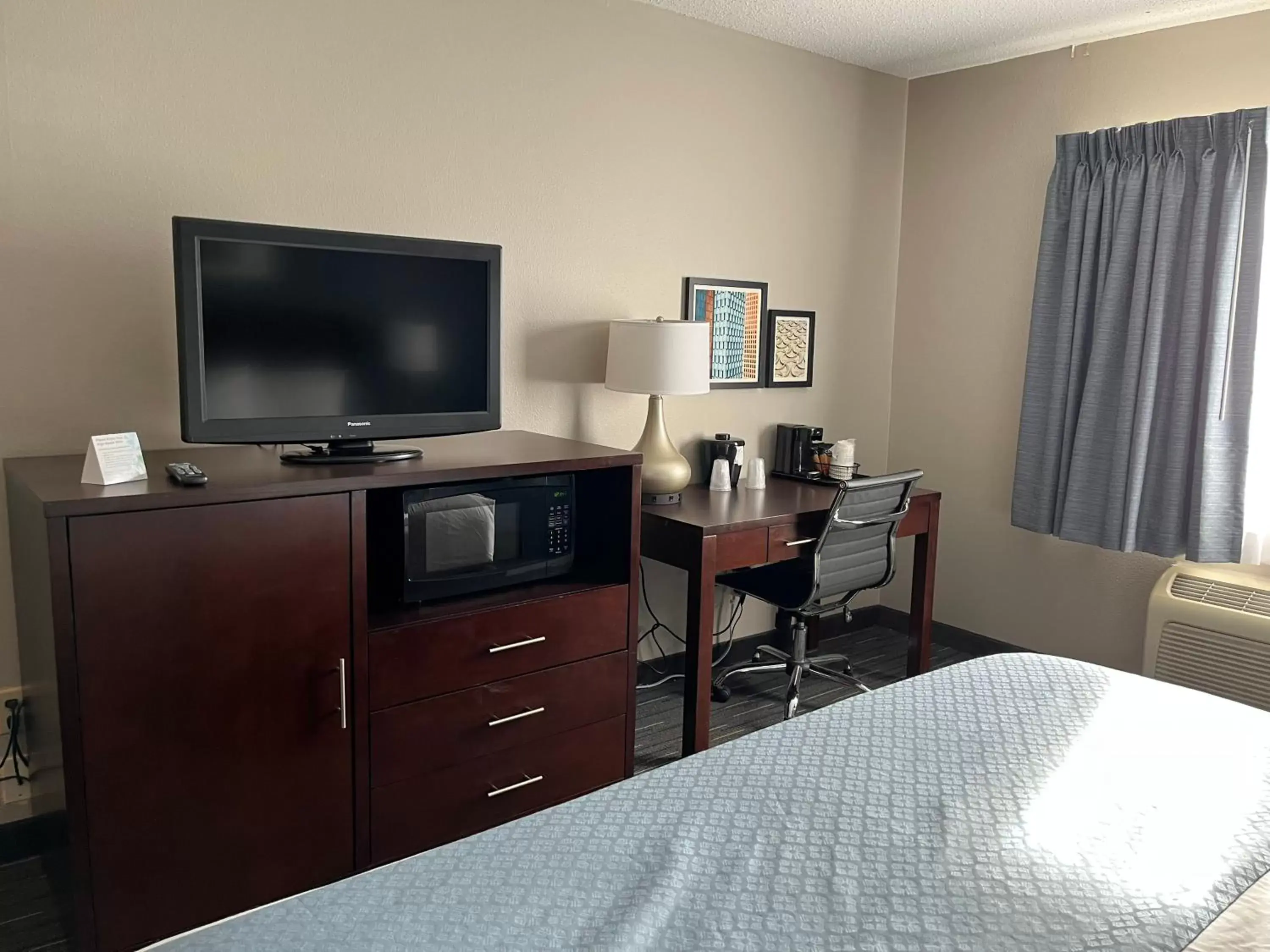 Bedroom, TV/Entertainment Center in Wingate by Wyndham Great Falls