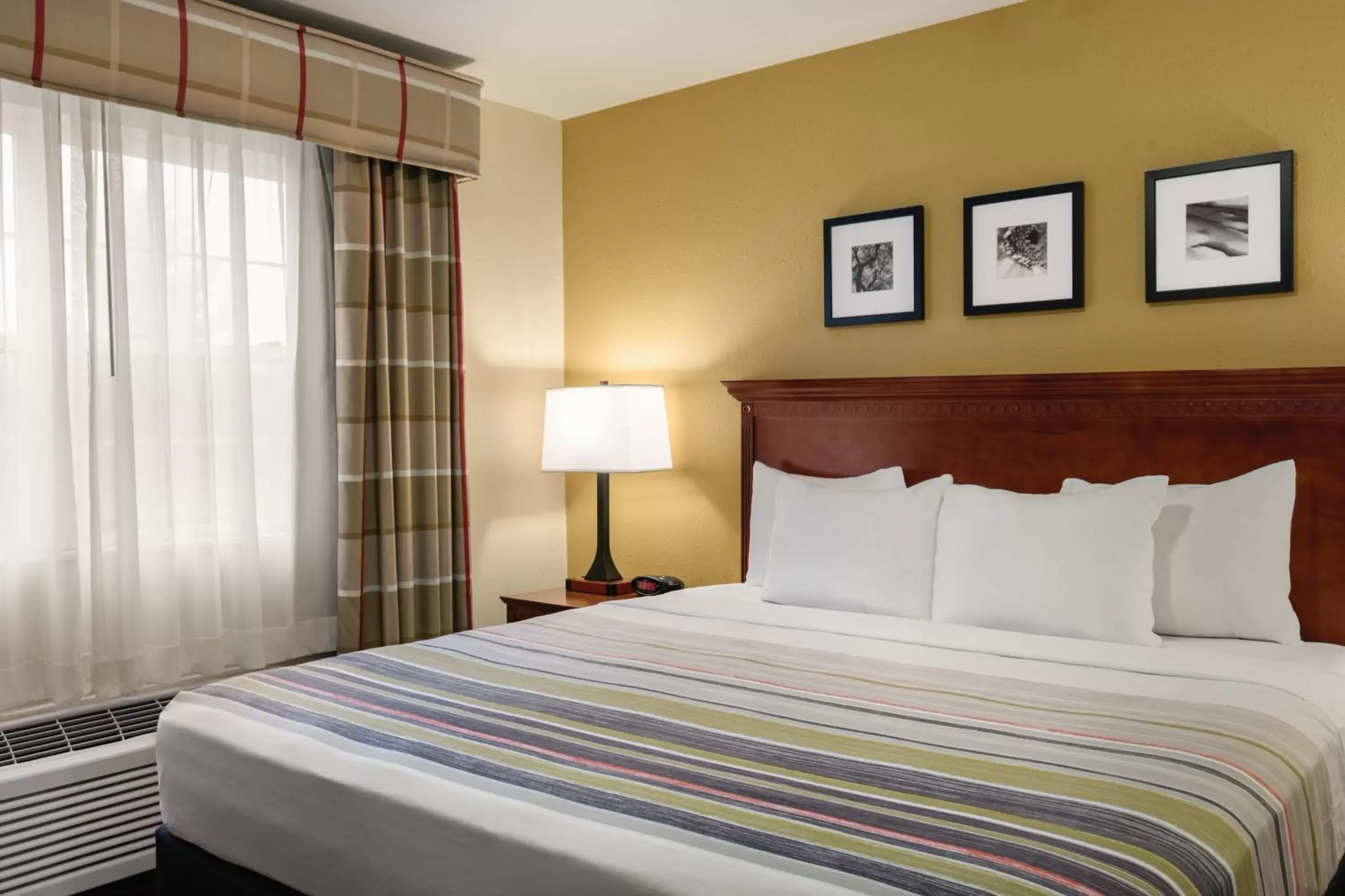 Bedroom, Bed in Country Inn & Suites by Radisson, Dakota Dunes, SD