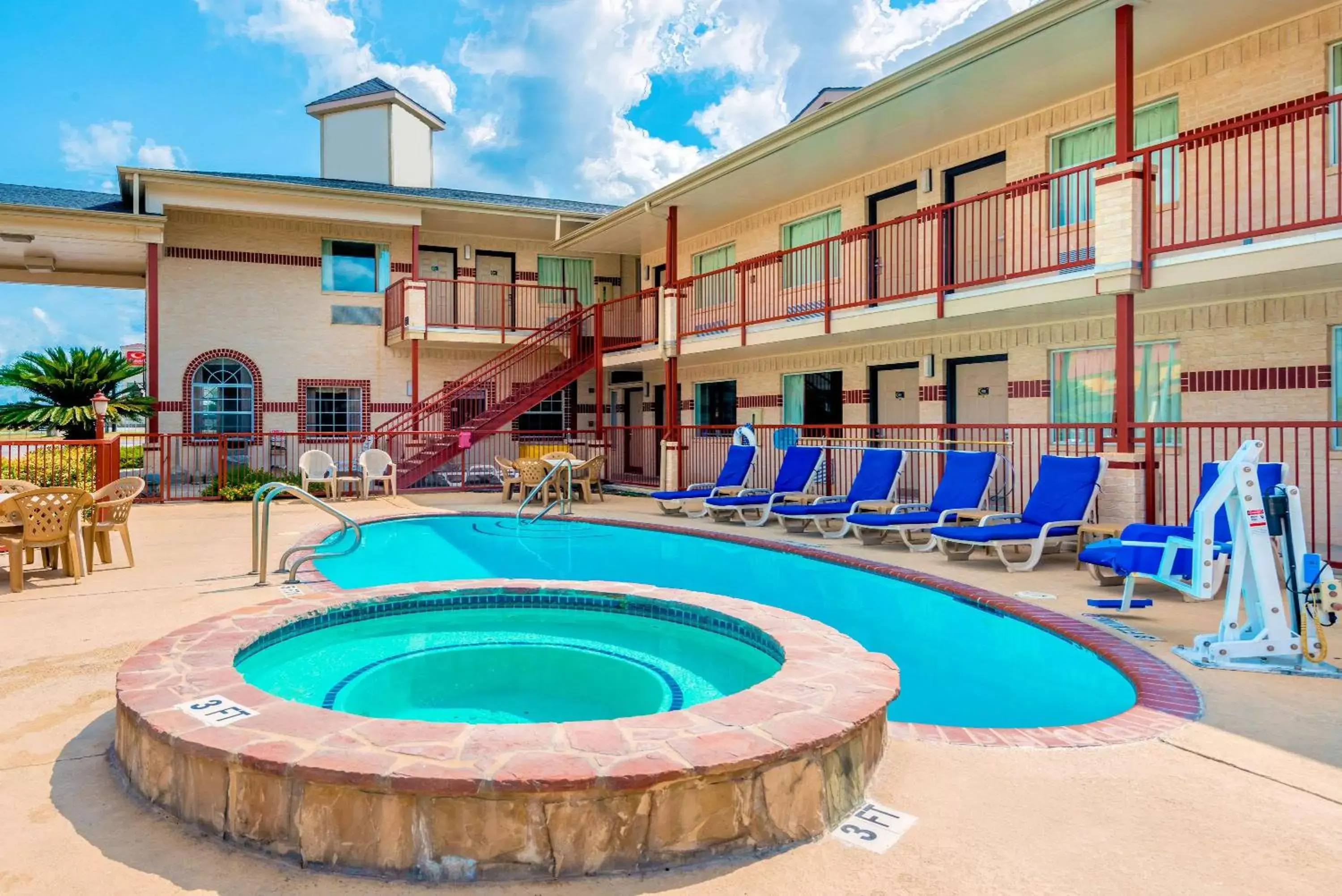 Hot Tub, Swimming Pool in SureStay Hotel by Best Western New Braunfels