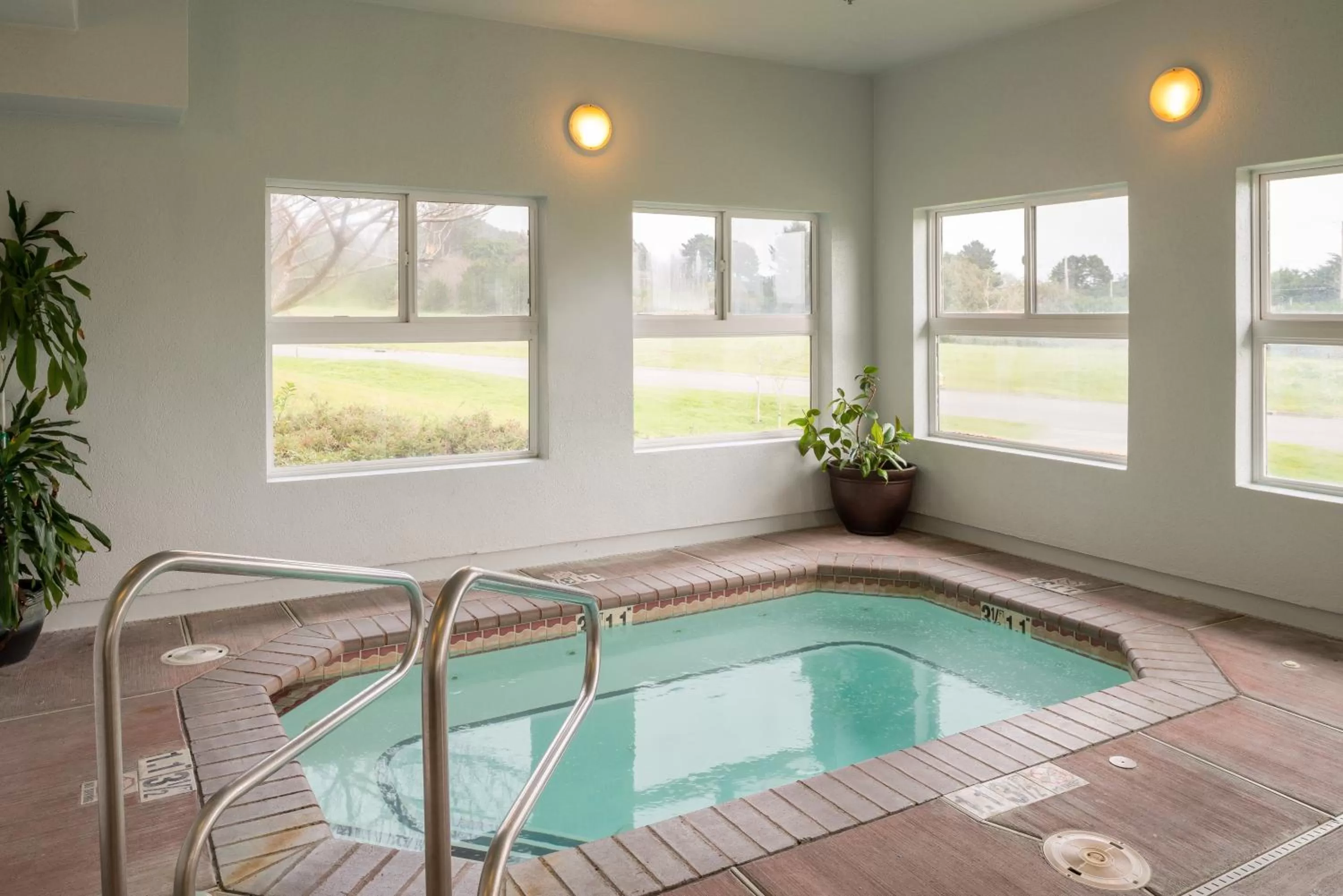Hot Tub in Holiday Inn Express Hotel & Suites Arcata/Eureka-Airport Area by IHG
