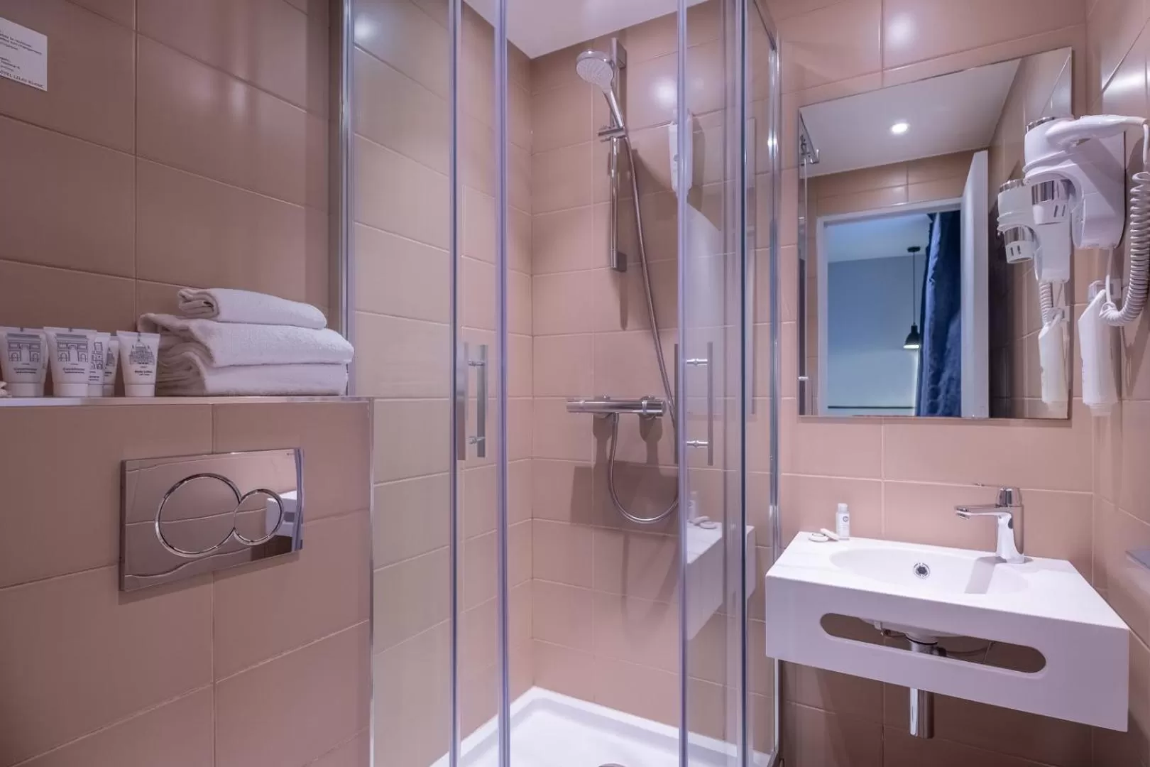 Bathroom in Hotel Lilas Blanc