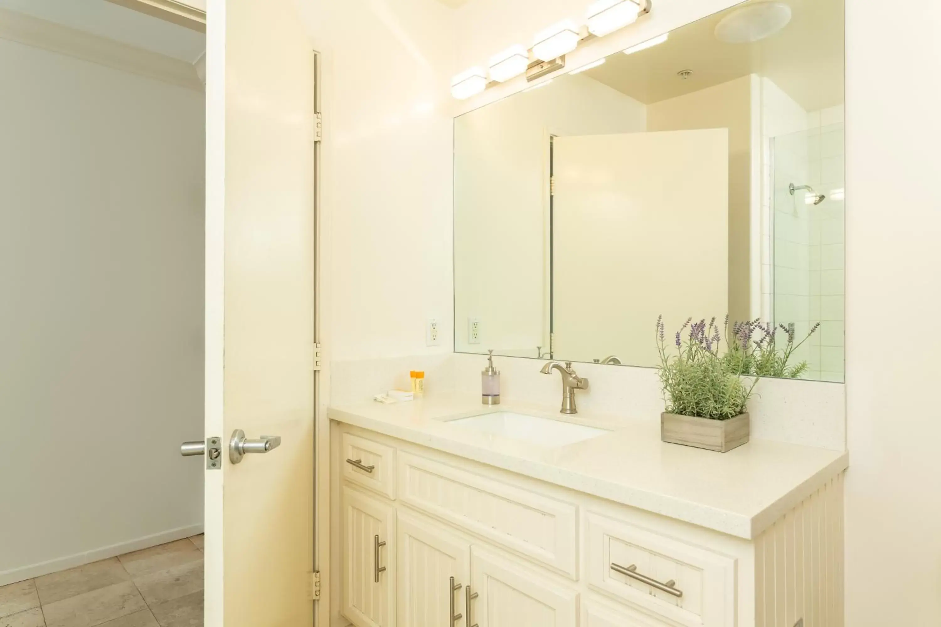 Bathroom in The Sea View Inn At The Beach