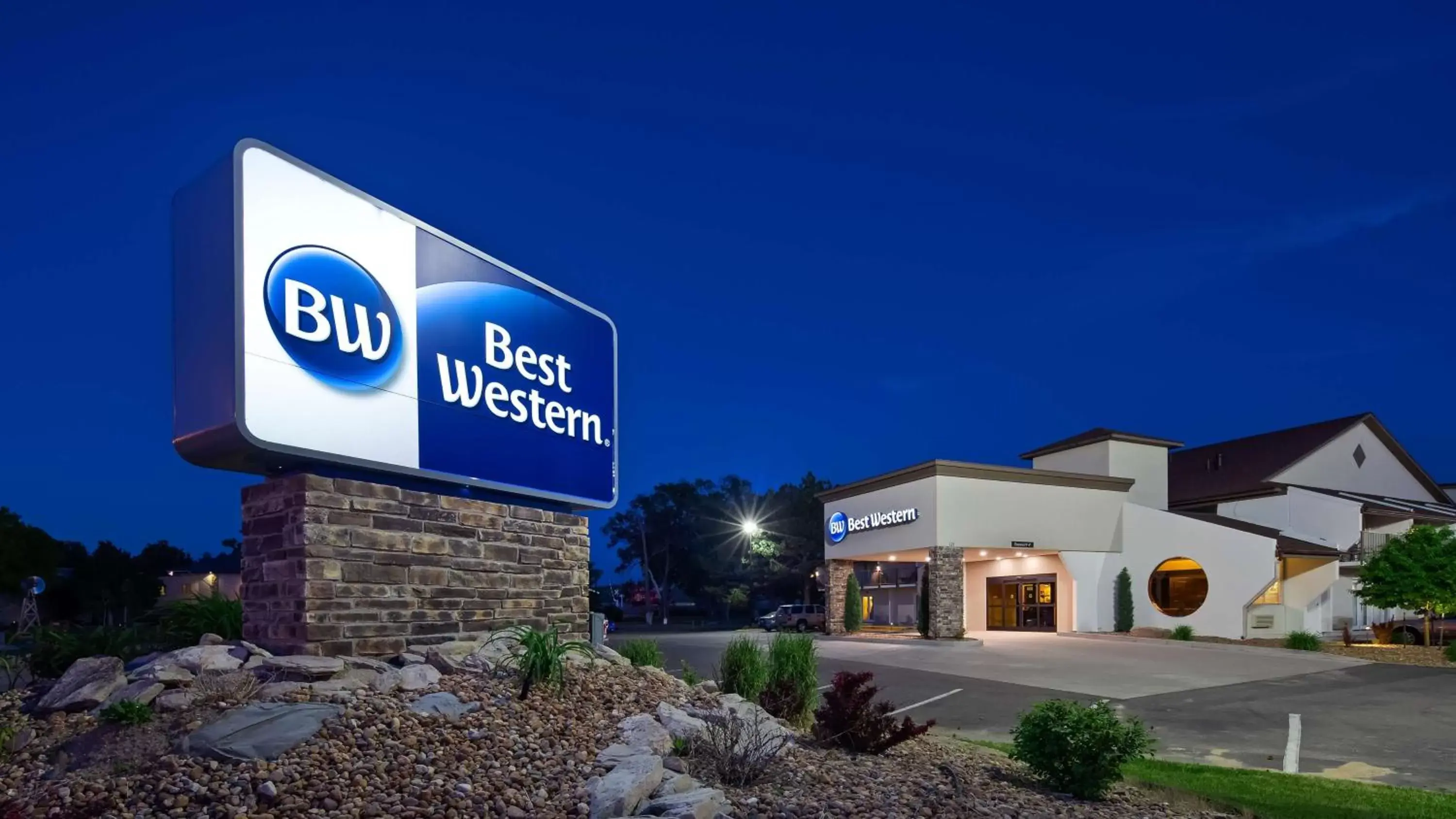Property building in Best Western Sundowner Property building in Best Western Sundowner