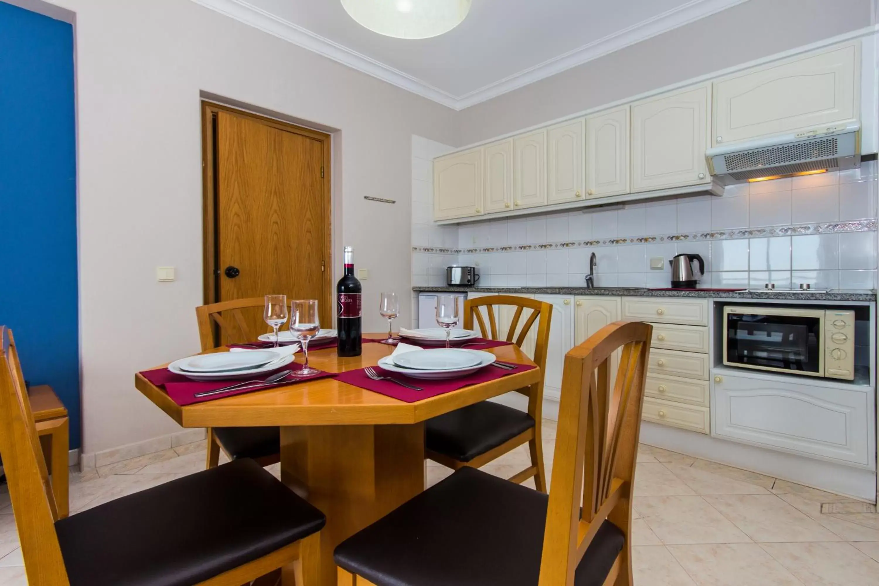 Kitchen or kitchenette, Dining Area in Aparthotel Paladim & Alagoamar