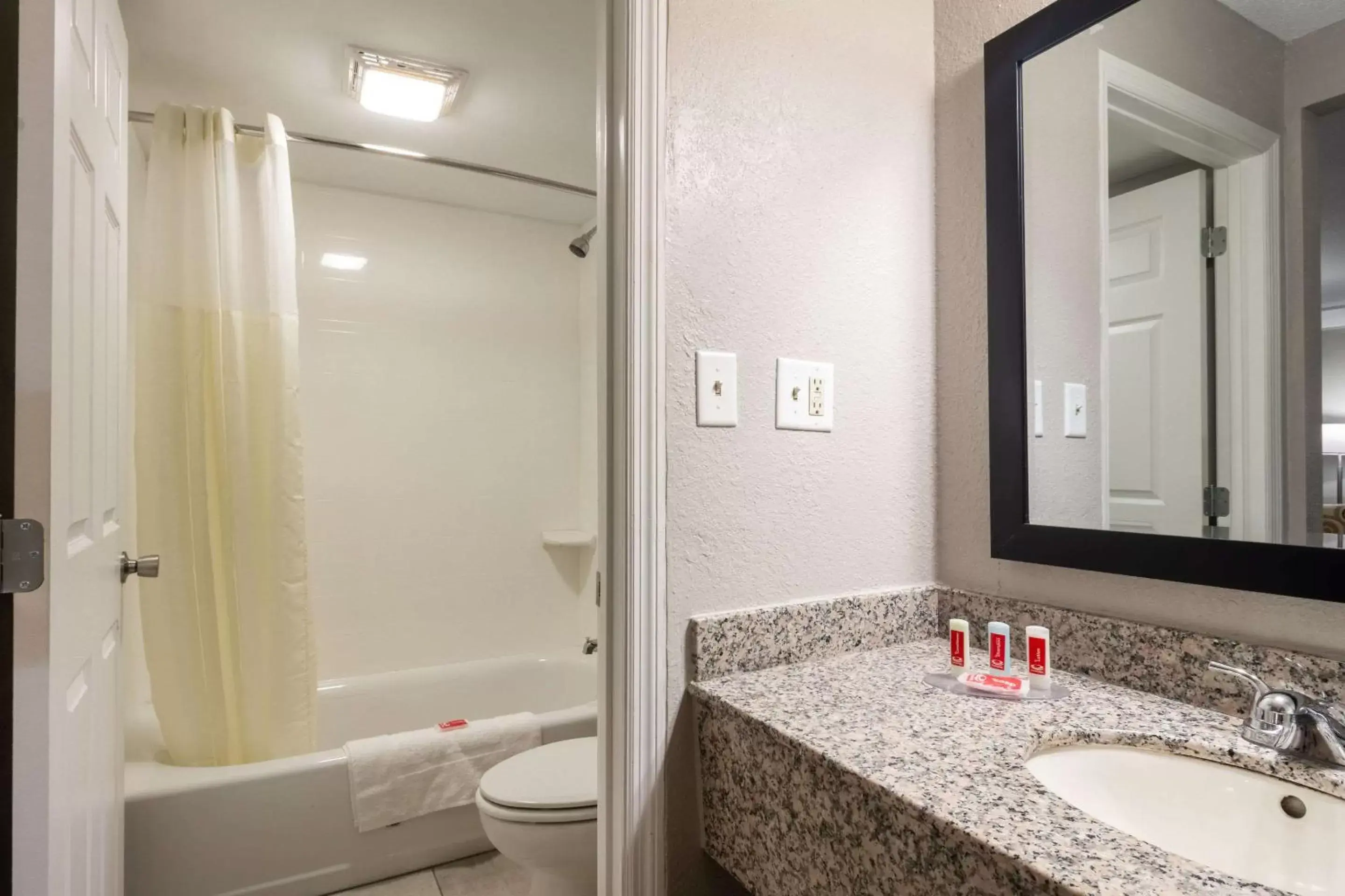 Photo of the whole room, Bathroom in Econo Lodge East Ridge - Chattanooga