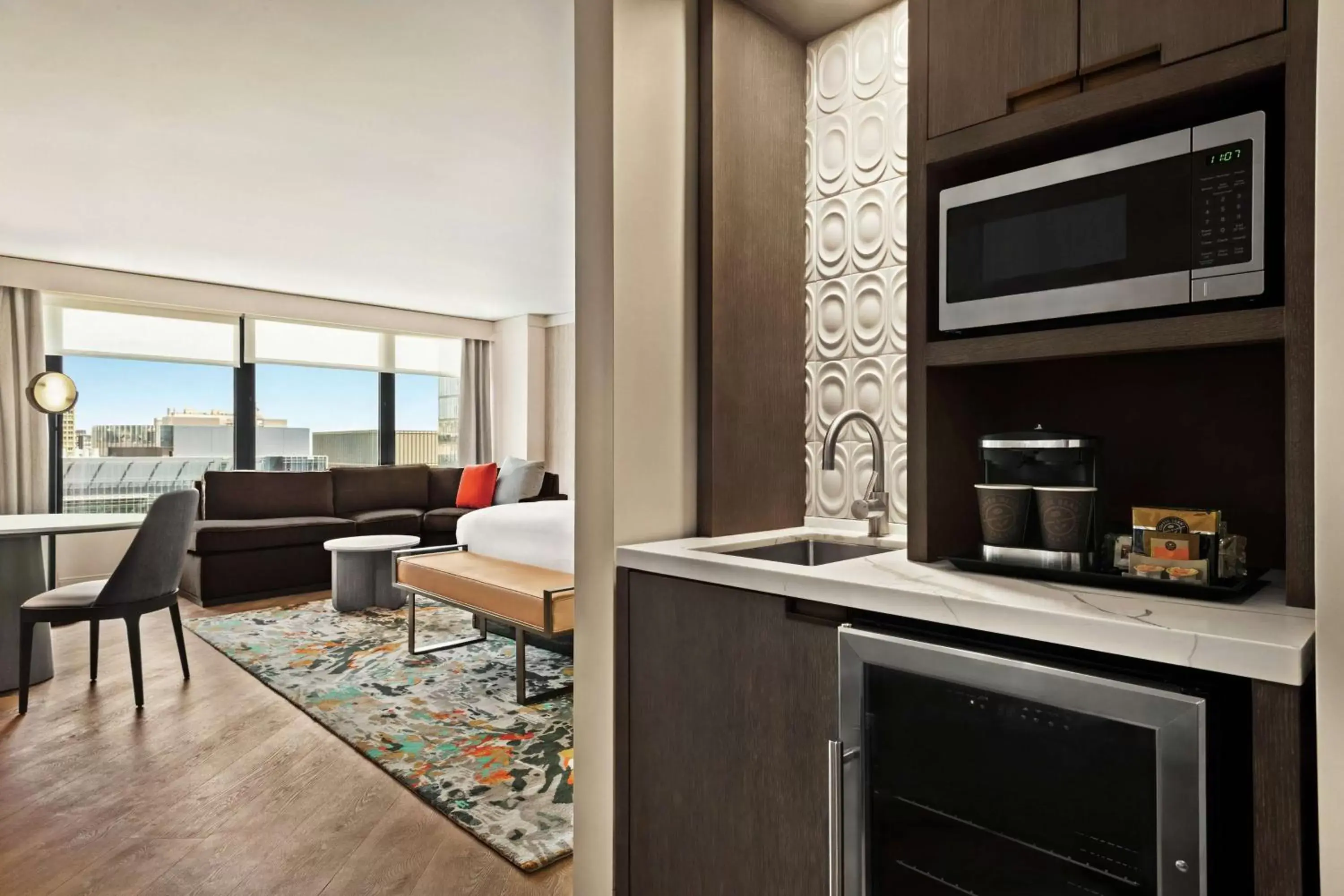 Living room, Kitchen/Kitchenette in Hilton Grand Vacations Club Chicago Magnificent Mile