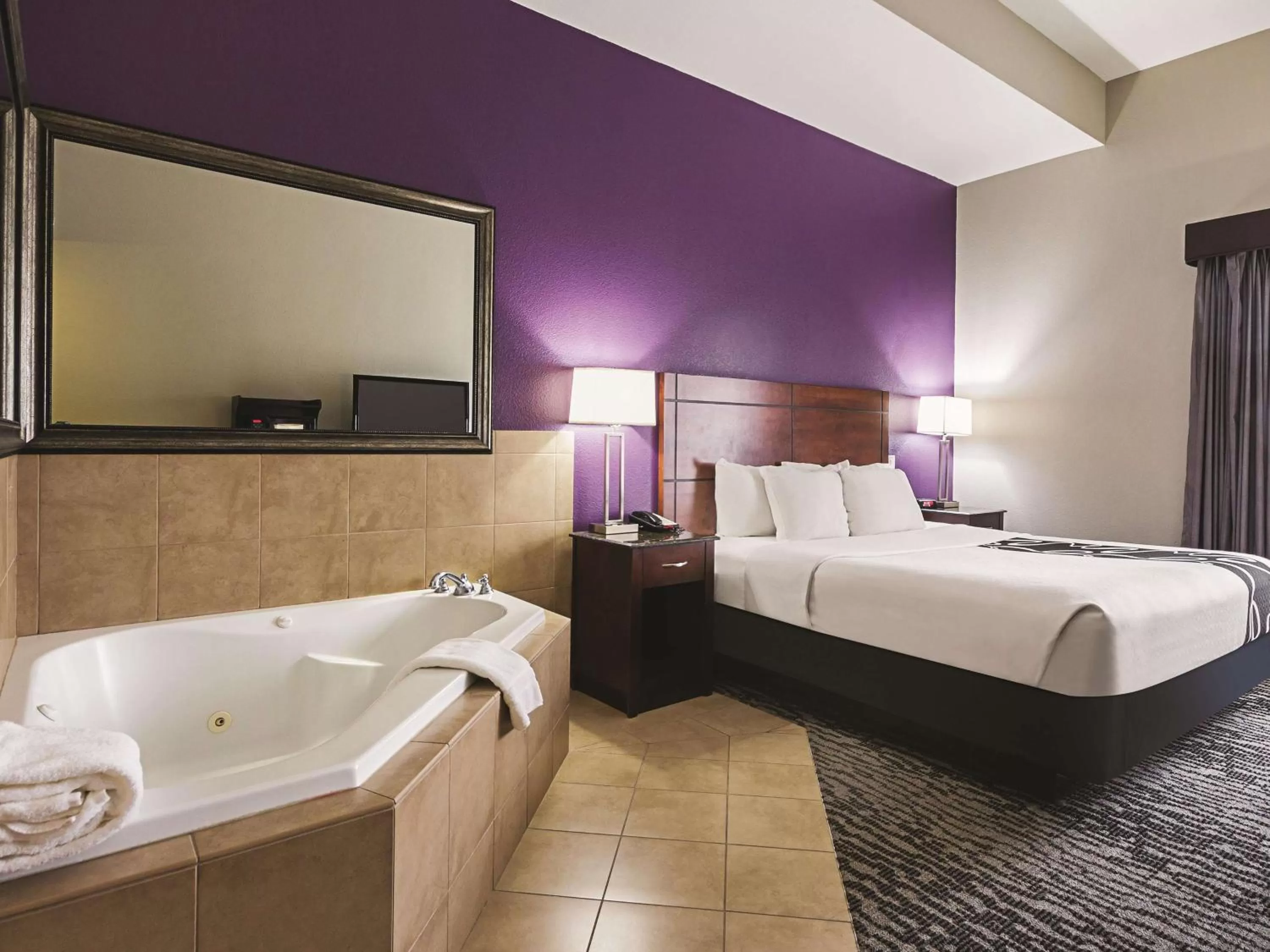 Photo of the whole room, Bed in La Quinta by Wyndham Fresno Northwest