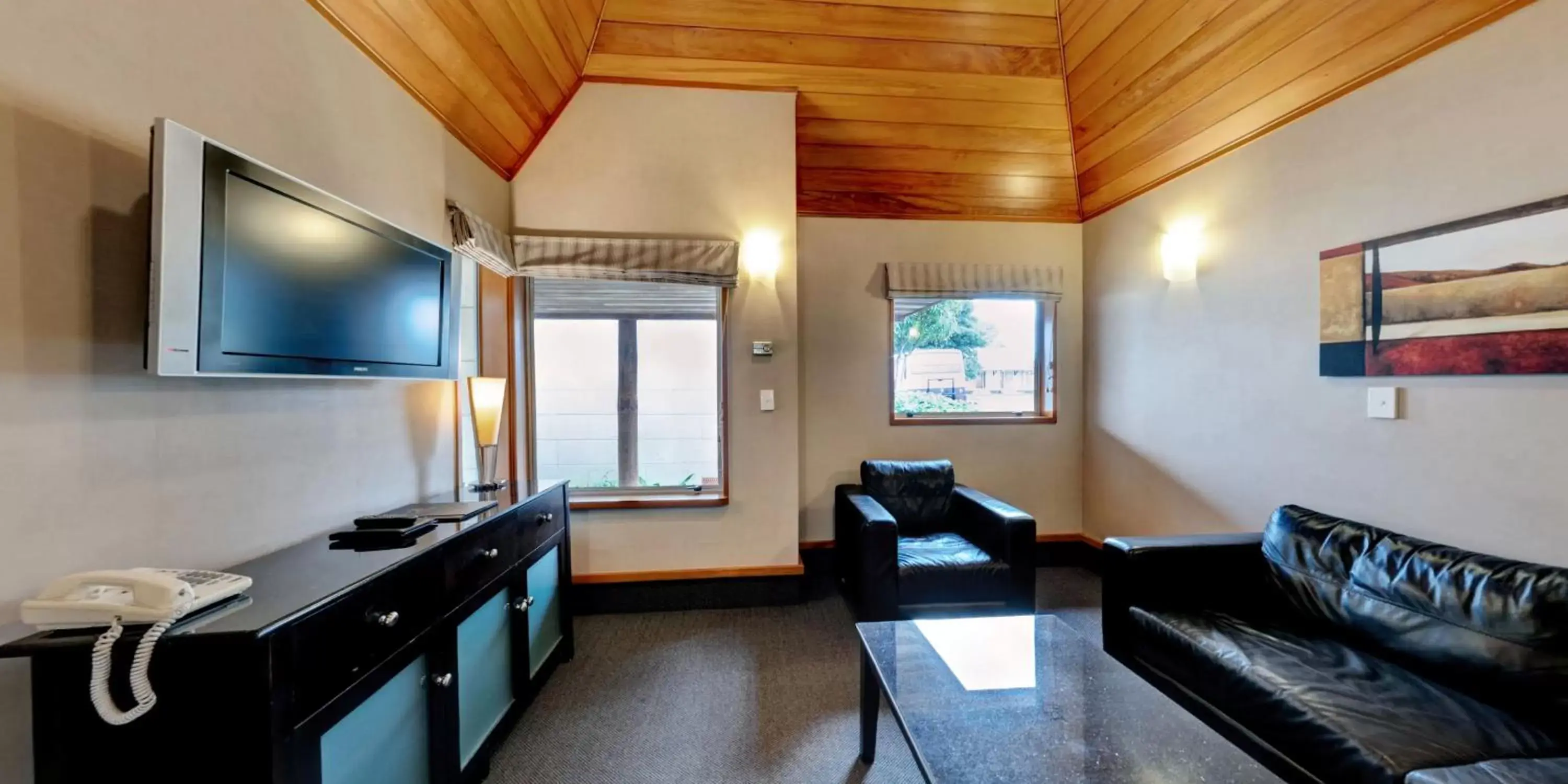 Living room, TV/Entertainment Center in Distinction Te Anau Hotel & Villas