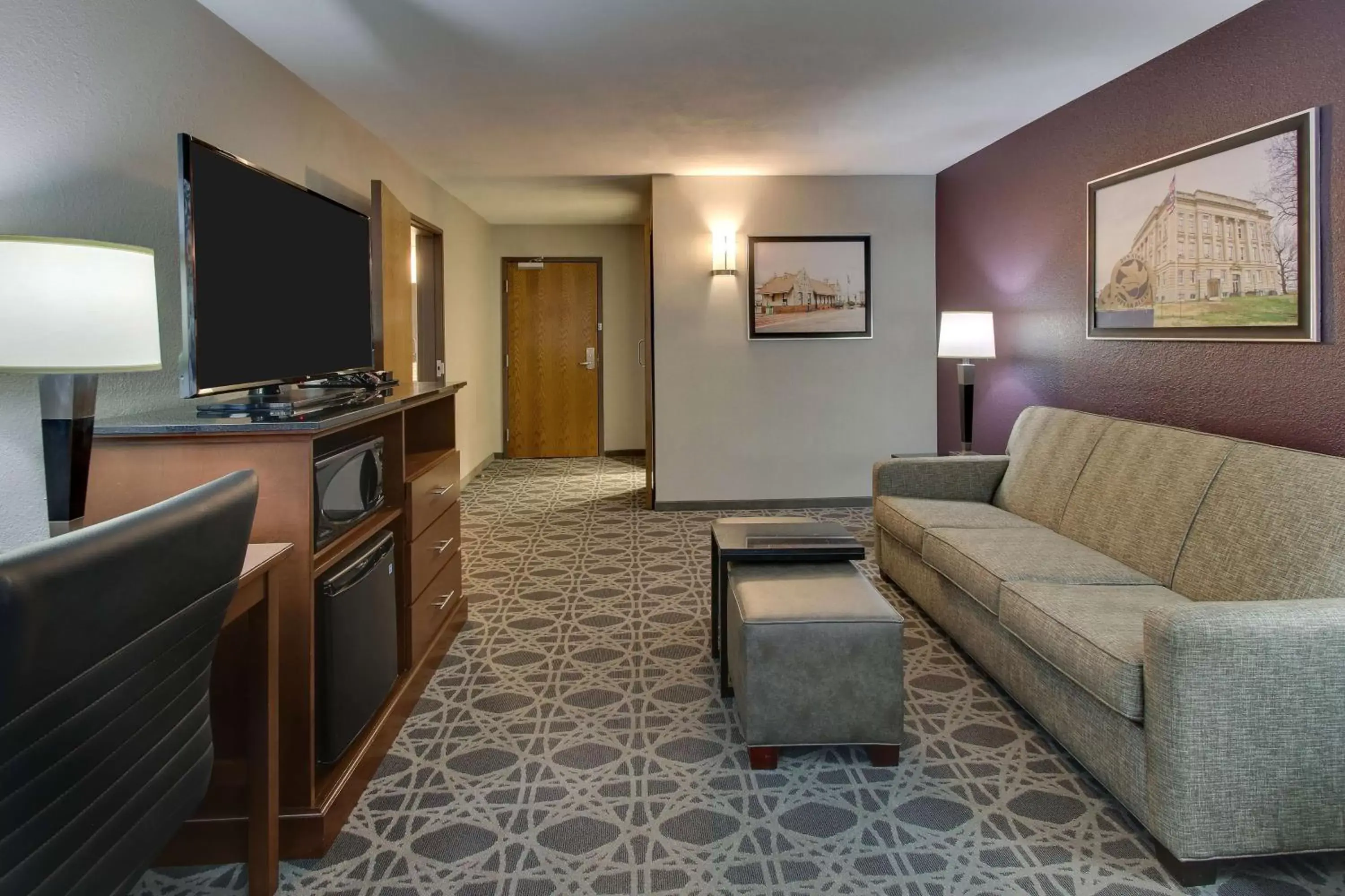 Photo of the whole room, Seating Area in Drury Inn & Suites Poplar Bluff