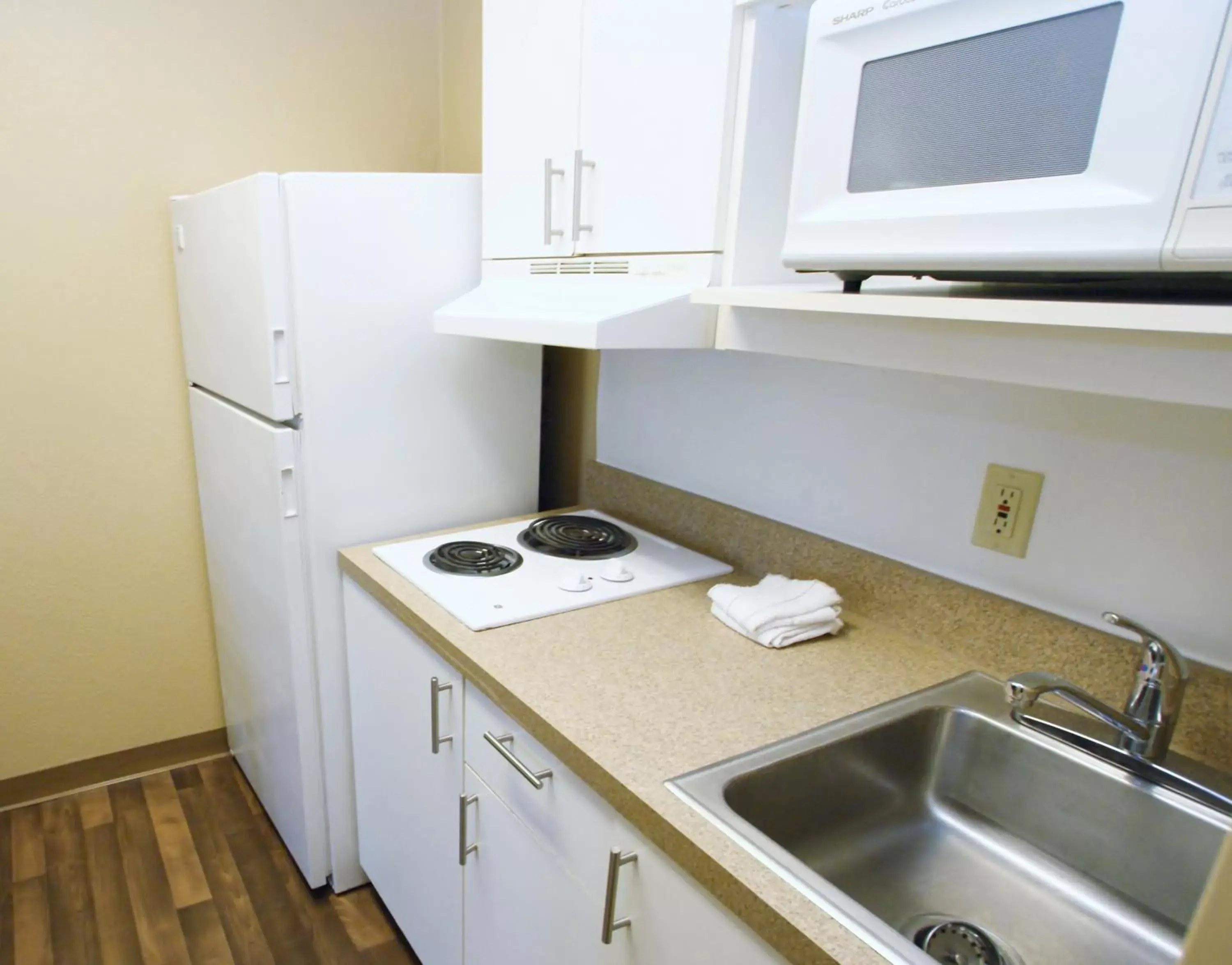 Kitchen or kitchenette, Kitchen/Kitchenette in Extended Stay America Suites - Bakersfield - Chester Lane