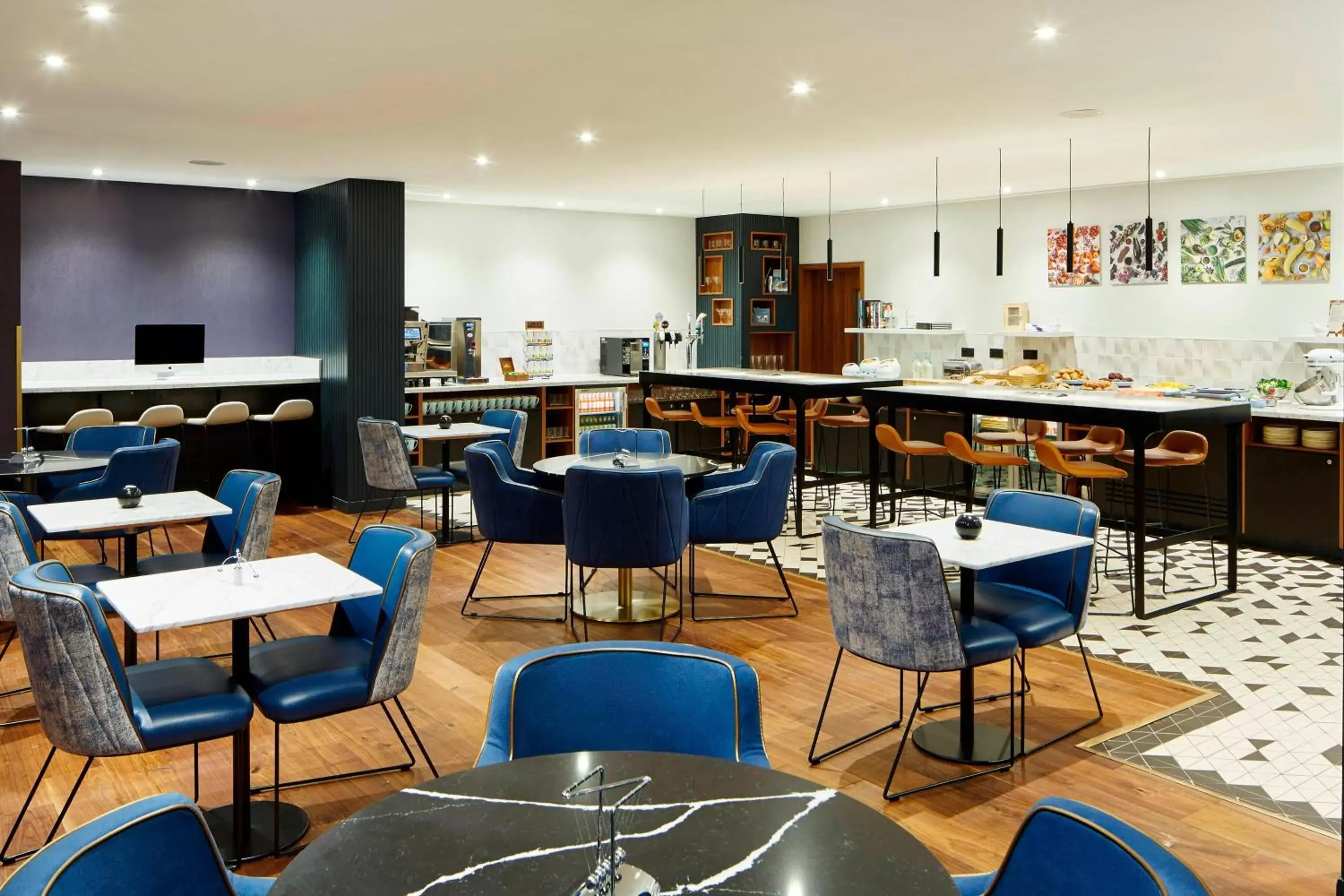 Lounge or bar, Restaurant/Places to Eat in London Heathrow Marriott Hotel