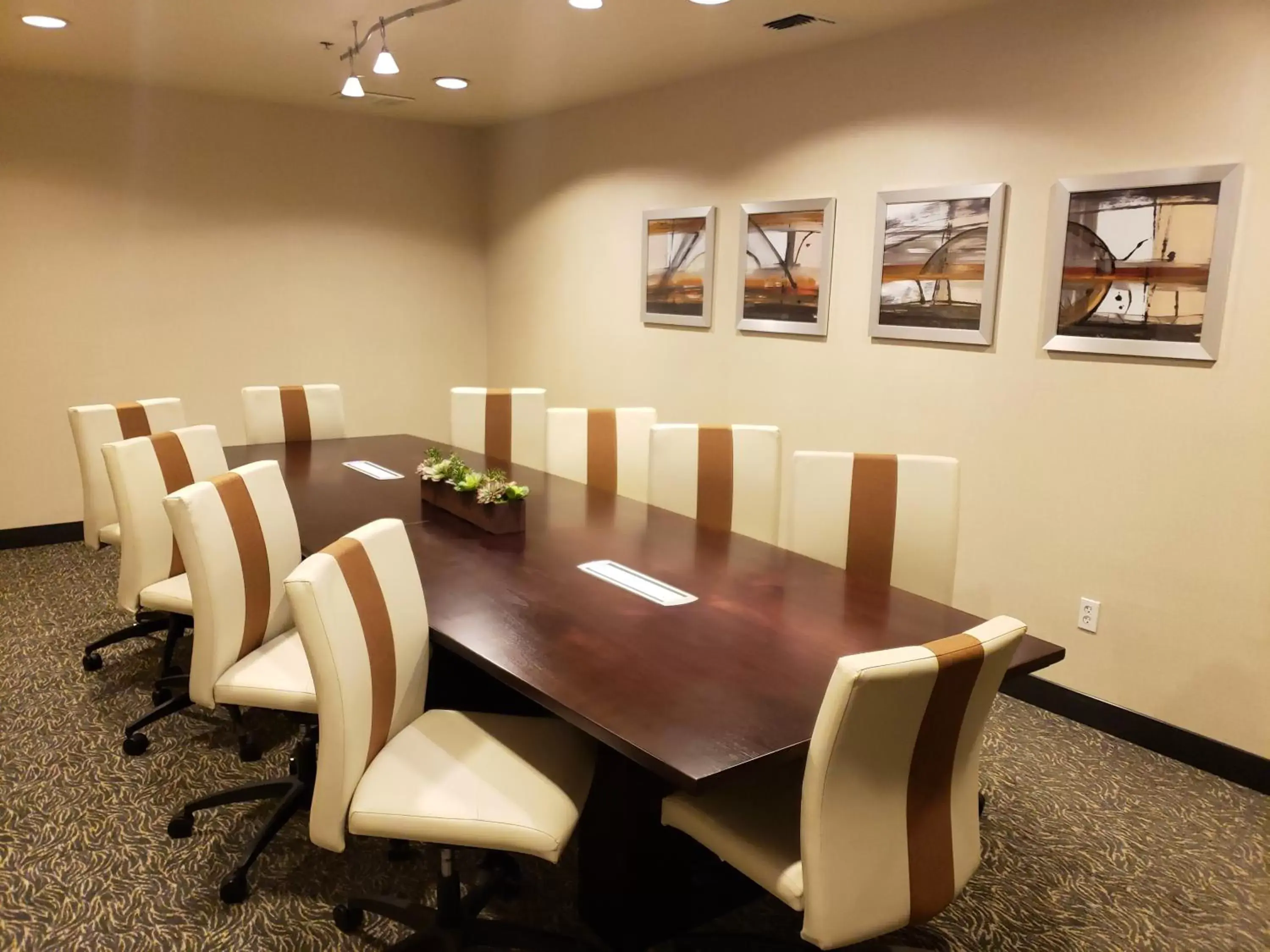 Swimming pool in Oxford Suites Spokane Downtown Swimming pool in Oxford Suites Spokane Downtown